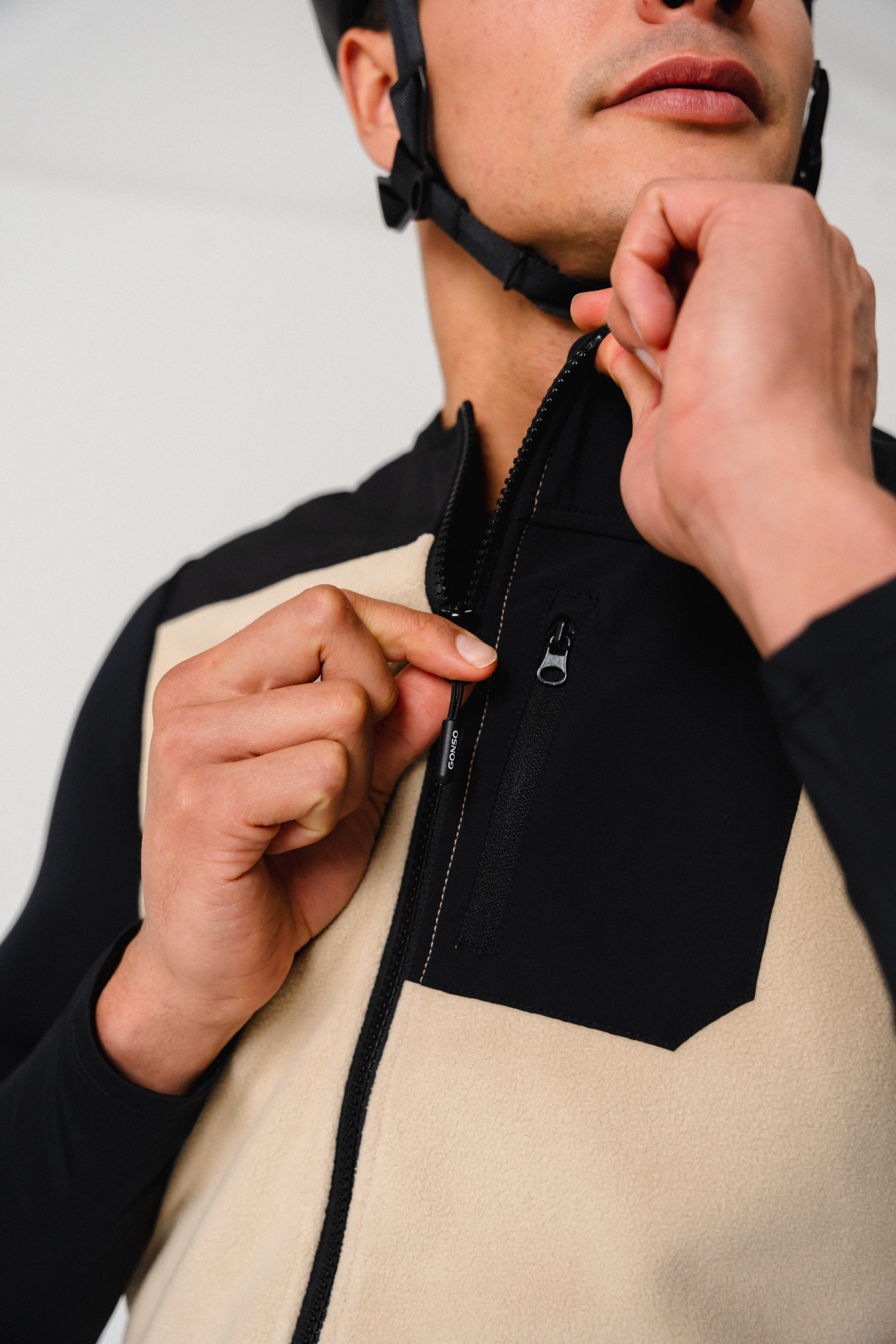 Finger, Person, Mantel, Erwachsener, Mann, Finger, Person, Erwachsener, Männlich, Mann, Reißverschluss, Zipper, Jacke, Beige-Schwarz, Sportjacke