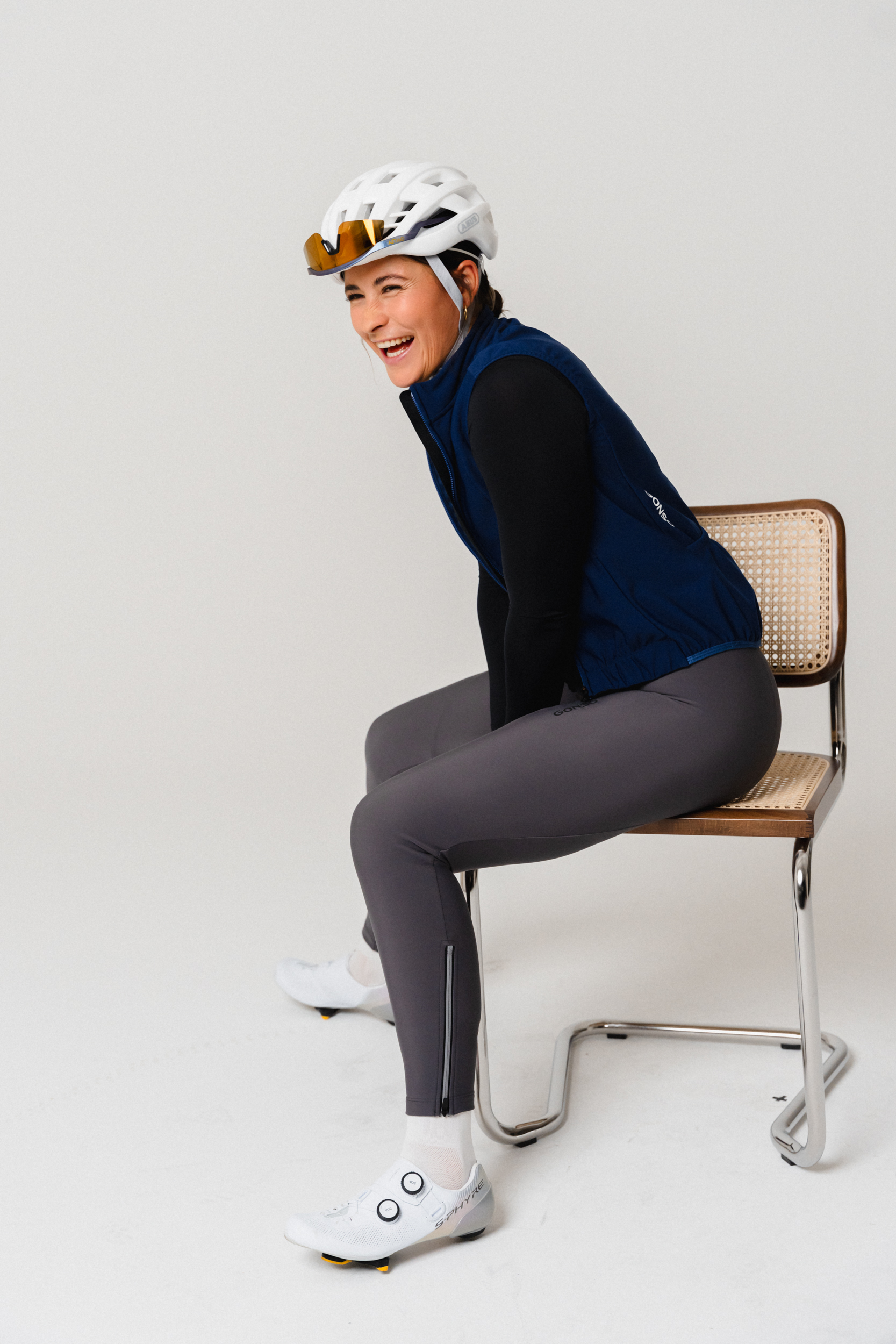 Person, Sitzen, Schuh, Helm, Stuhl