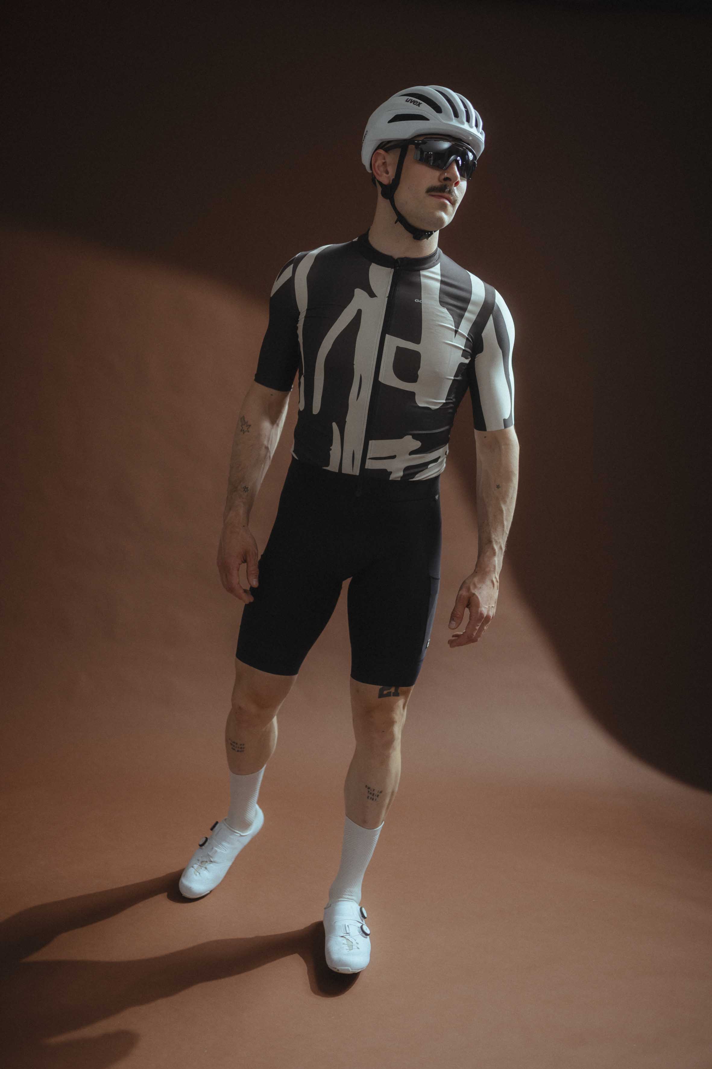 Radsport-Trikot, Radhose, Helm, Sonnenbrille, Radfahrer, Radsport-Trikot, Bib-Shorts, Helm, Sonnenbrille, Radschuhe