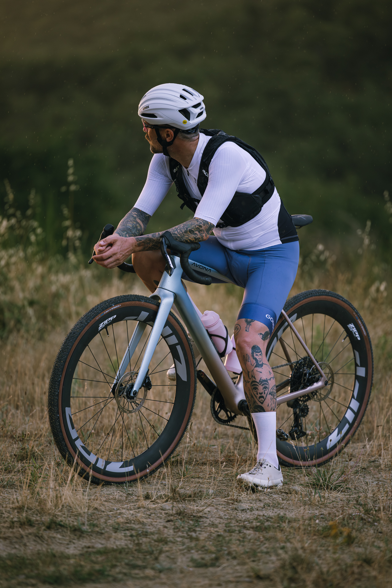 gonso-gravel-s26-6039_96dpi Rennrad, Scheibenbremse, Radsportler, tätowierte Wade, weißer Helm