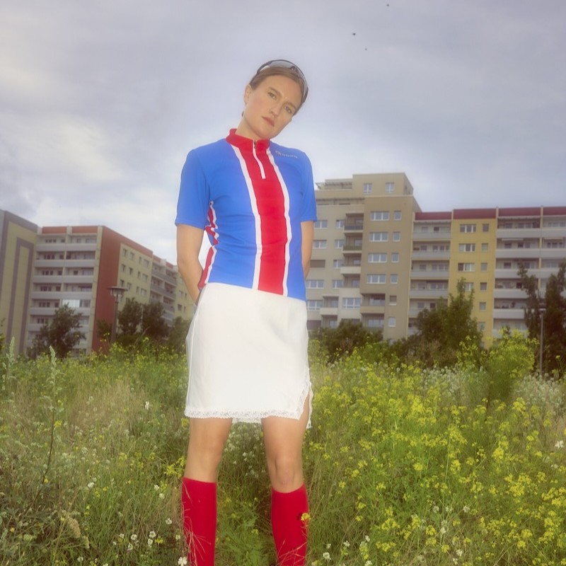 Damen Kachel Bluse, Roter Streifen, Blau, kurze Ärmel, Rock, Stiefel, Kniestrümpfe, Outfit, sportlich, Stadtkulisse