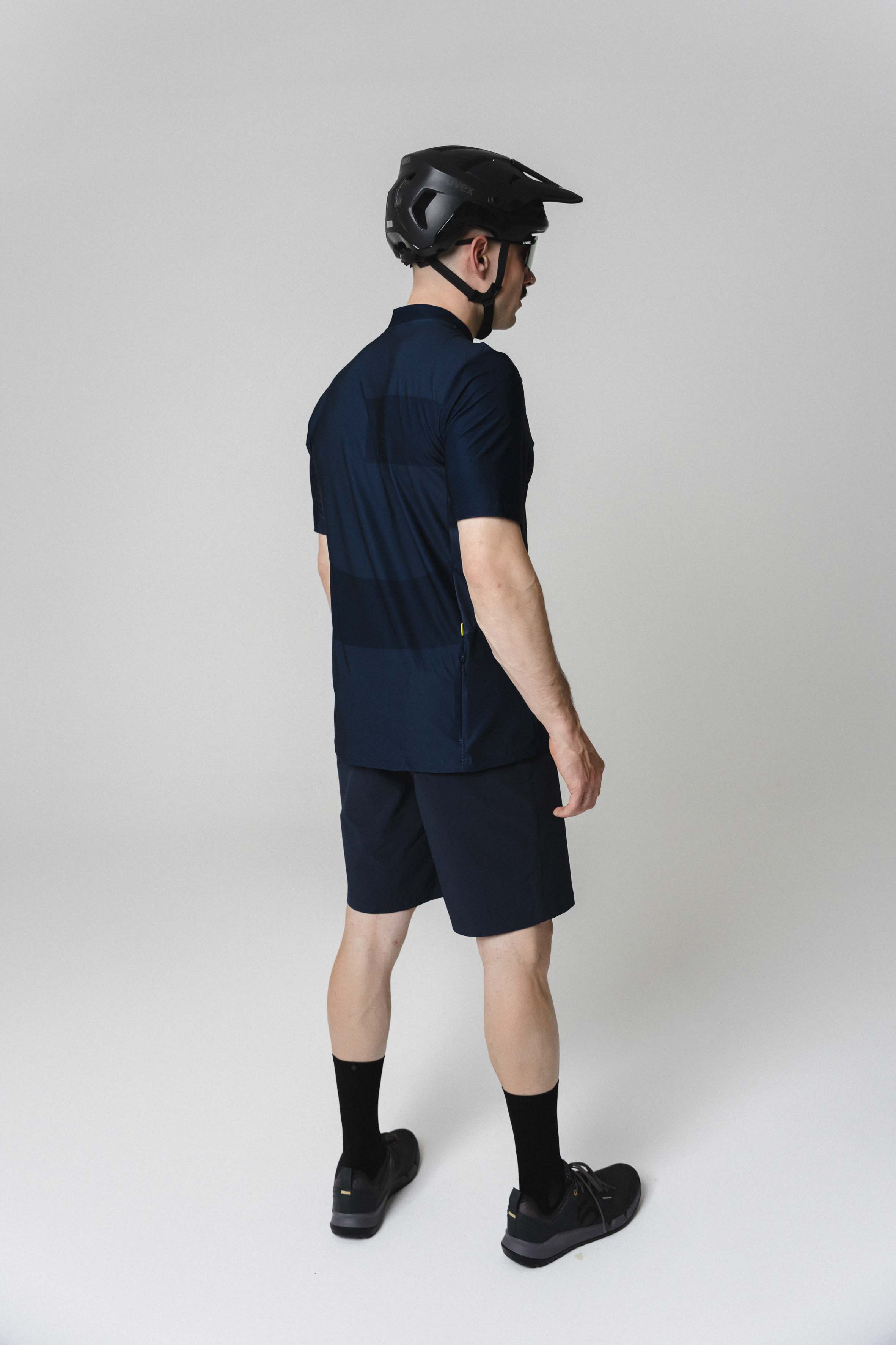 Fahrradtrikot, Kurzarm, Dunkelblau, Streifenoptik, Fahrradhelm