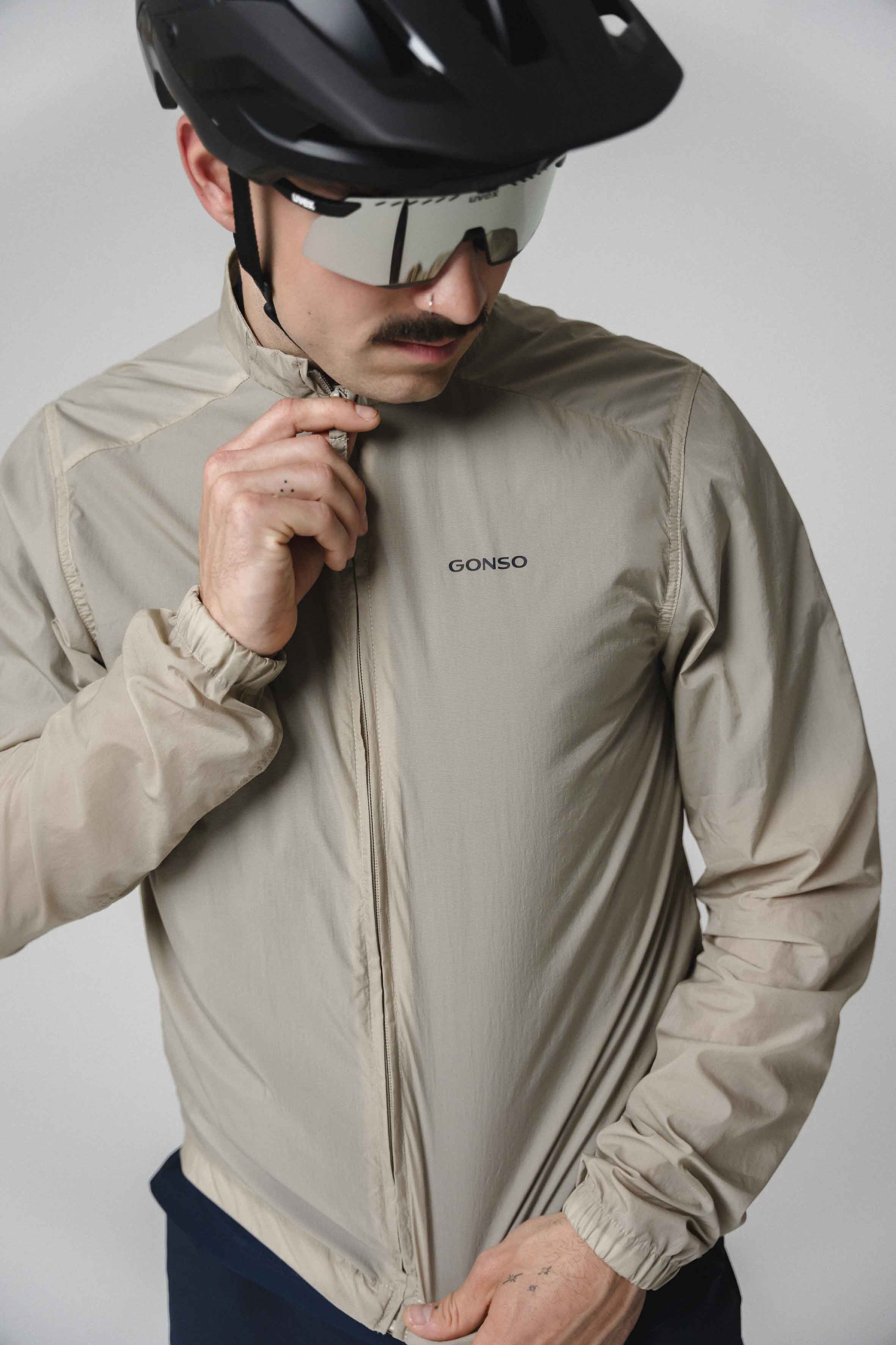 Fahrradjacke, Beige Windjacke, Gonso-Jacke, Radhelm, Schutzbrille