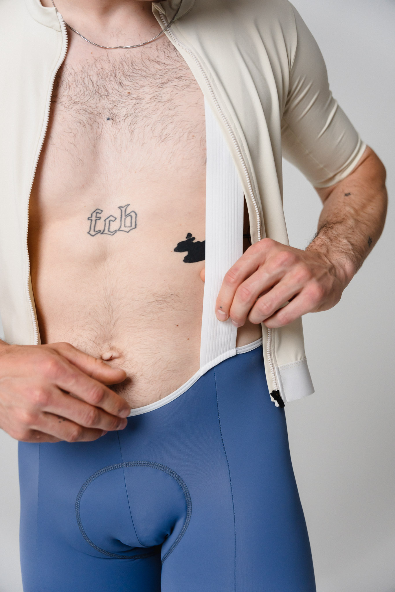 Tattoo, Hemd, Hose, Nackt?, Bein?