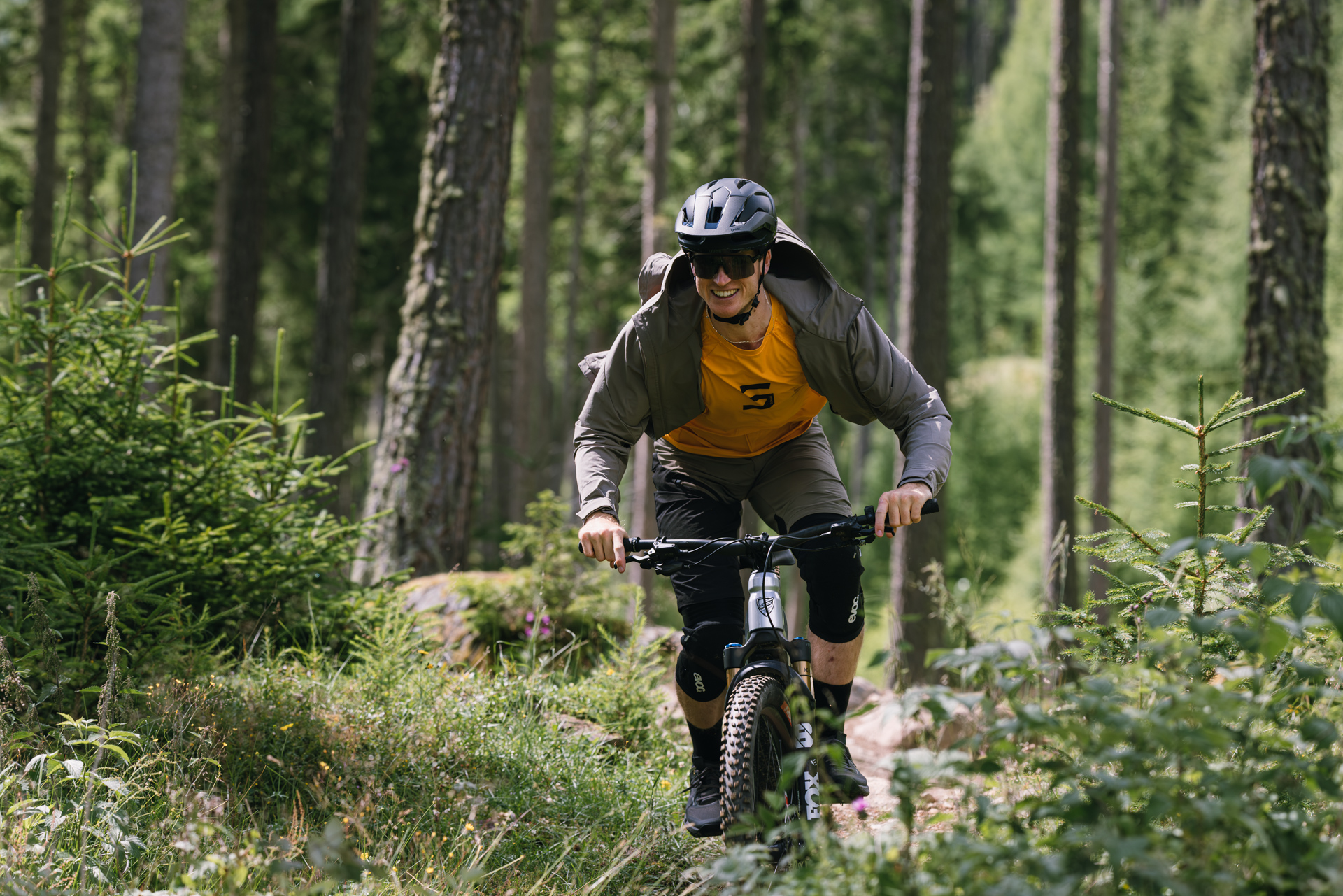 Mountain bike, Radsportler, Helm, Waldweg, Knieschoner