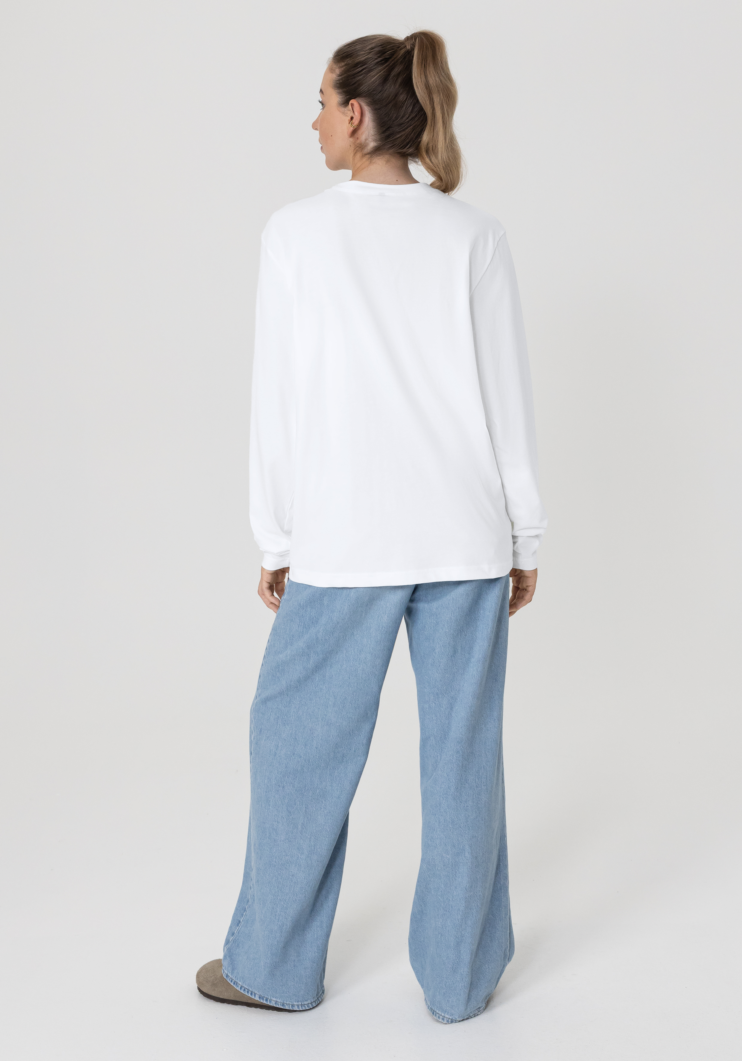 langsame, weiß, langarm, einfarbig, weite hose, weisses sweatshirt, langarmshirt, oversized, jeanshose, weite beinweite