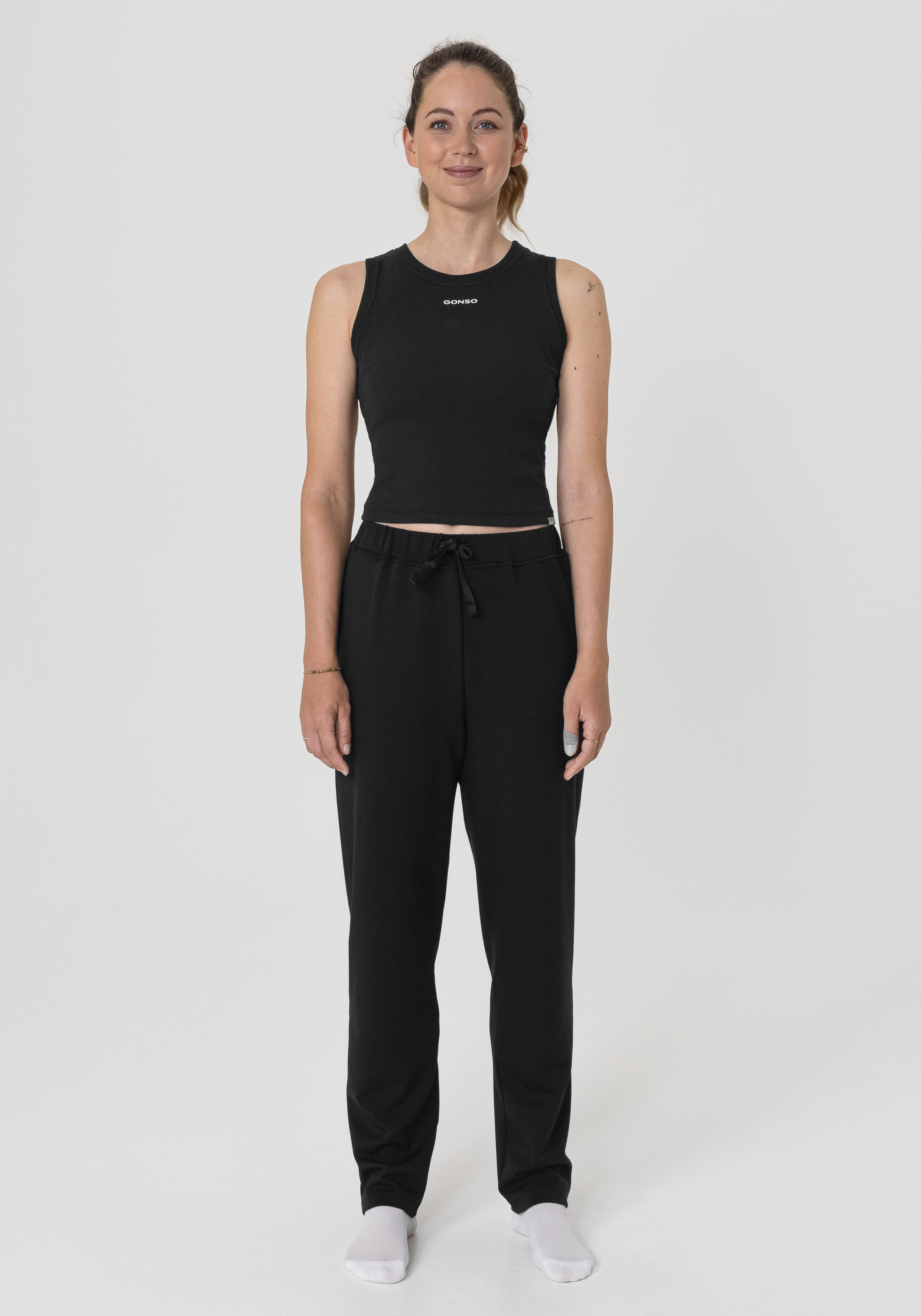 Tanktop, Schwarzes Top, Cropped Top, Ärmellos, Casual-Outfit, Tanktop, Schwarz, Crop Top, Jogginghose, Sweatpants, Tanktop, Schwarzes Top, Kleidungsstück, Sportlich, Lounge-Pants