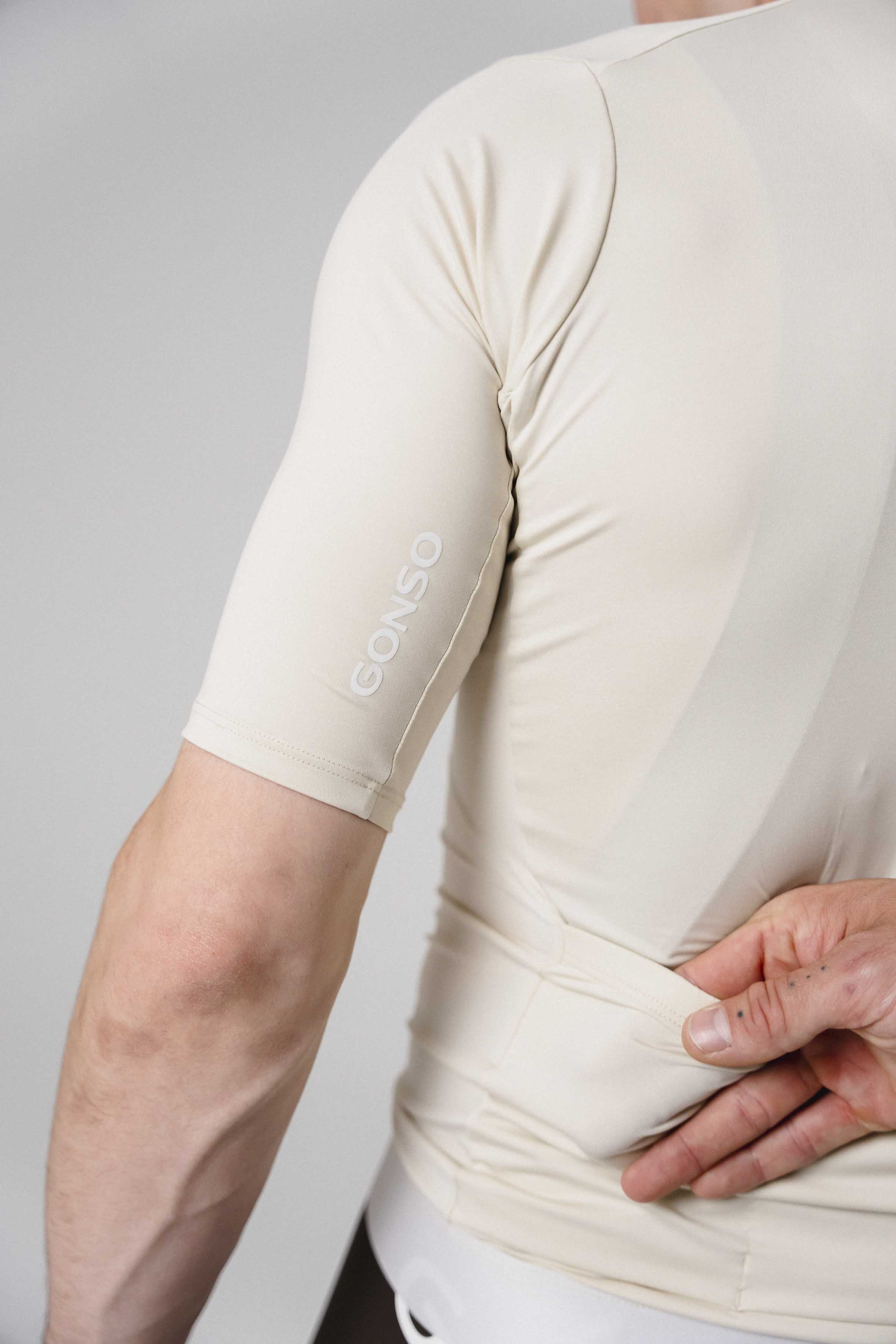 Zweiteiliger Reißverschluss, Kurzarm-Herrenradtrikot, Profi-Radtrikot, Beige/Creme, Reißverschlussmittelpunkt, Bequemes Shirt, Kurzarm, Beige, Radsport, Gonso logo