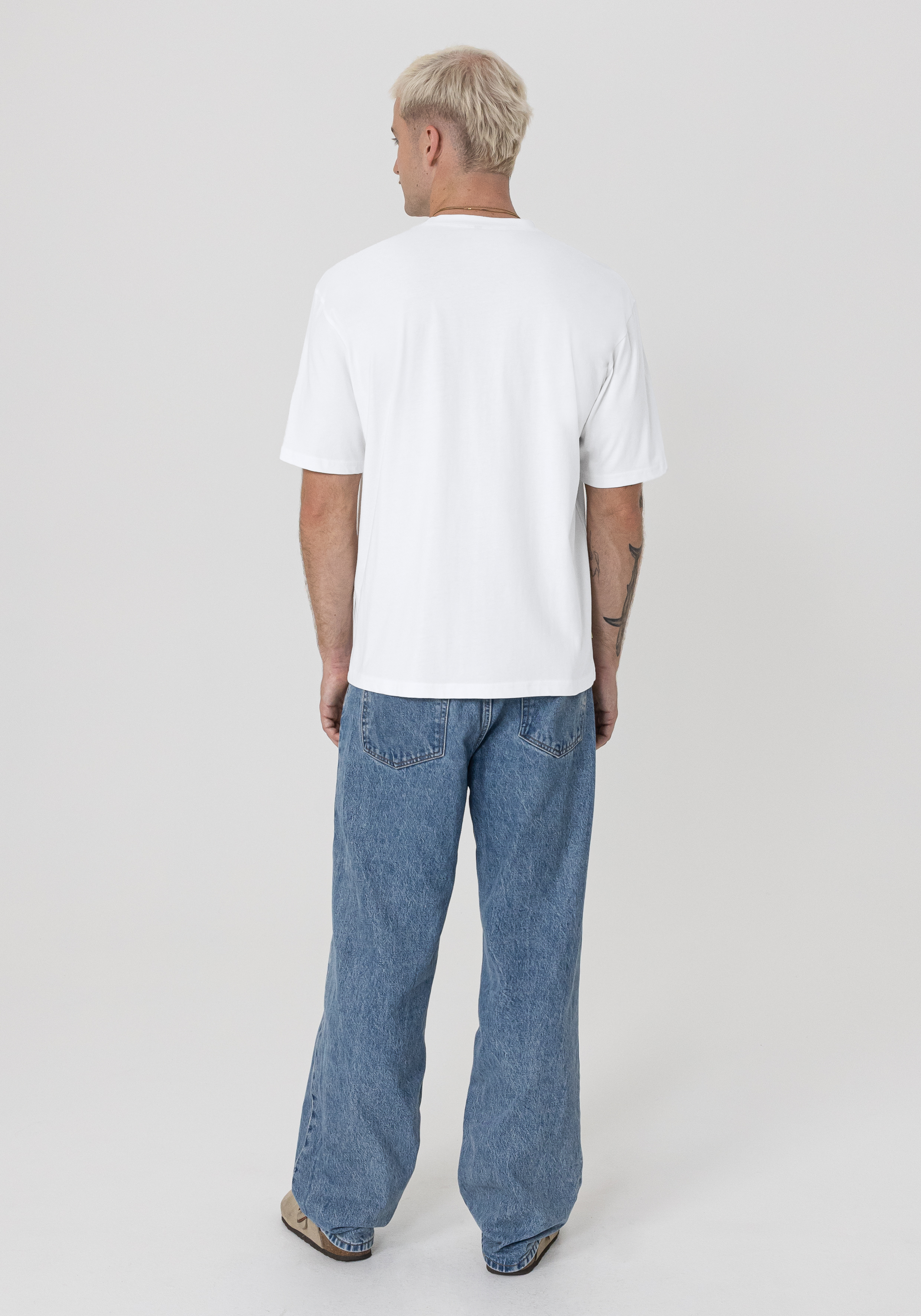 T-Shirt, Kurzarm, Weiß, Jeanshose, Rückansicht, T-Shirt, Weiß, Rundhals, Kurzarm, Casual-Top, T-Shirt, Weiß, Kurzarm, Rundhals, Unisex