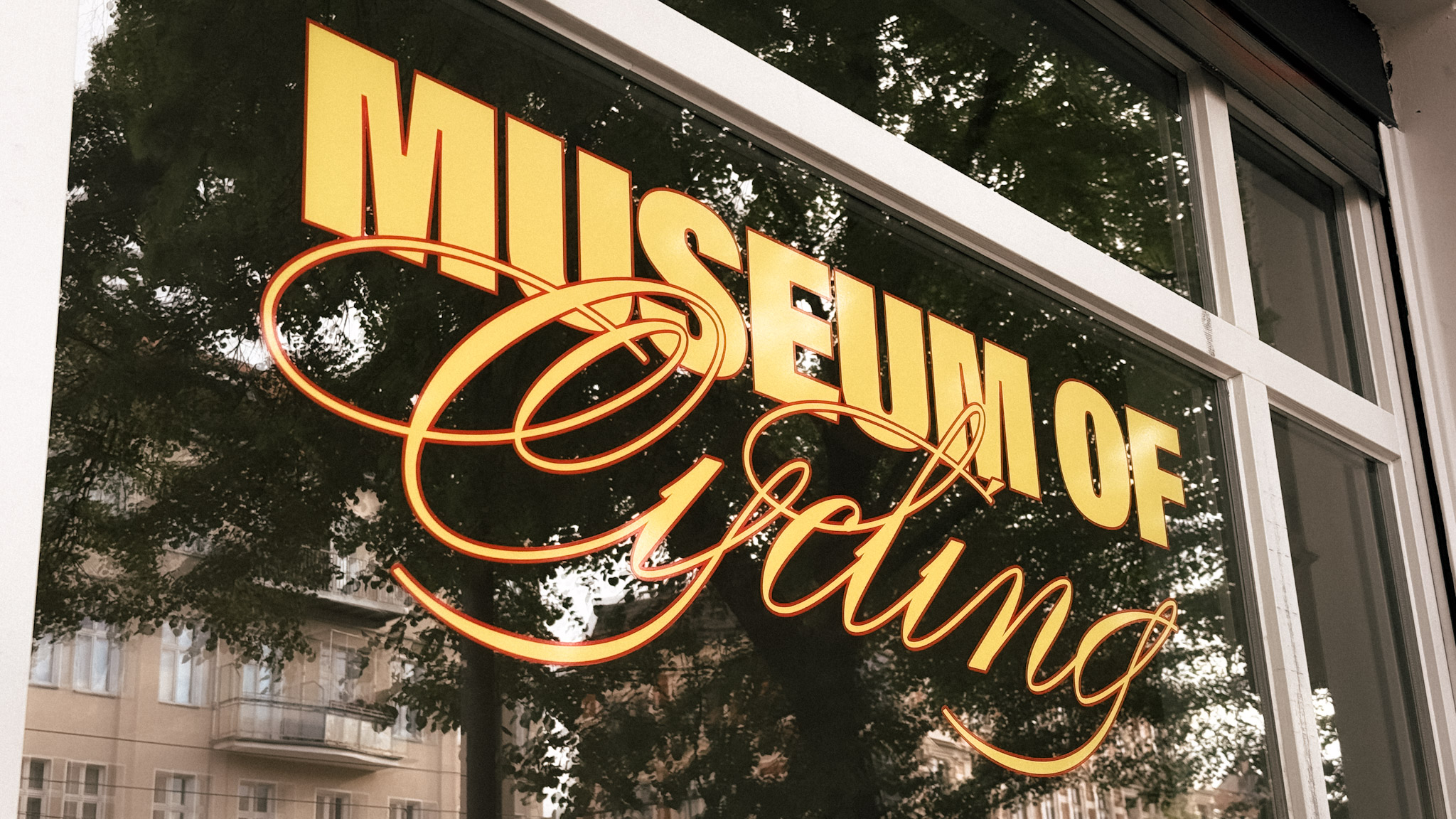 Fenster, Schaufenster, Goldene Beschriftung, Schriftzug, Reflexion
