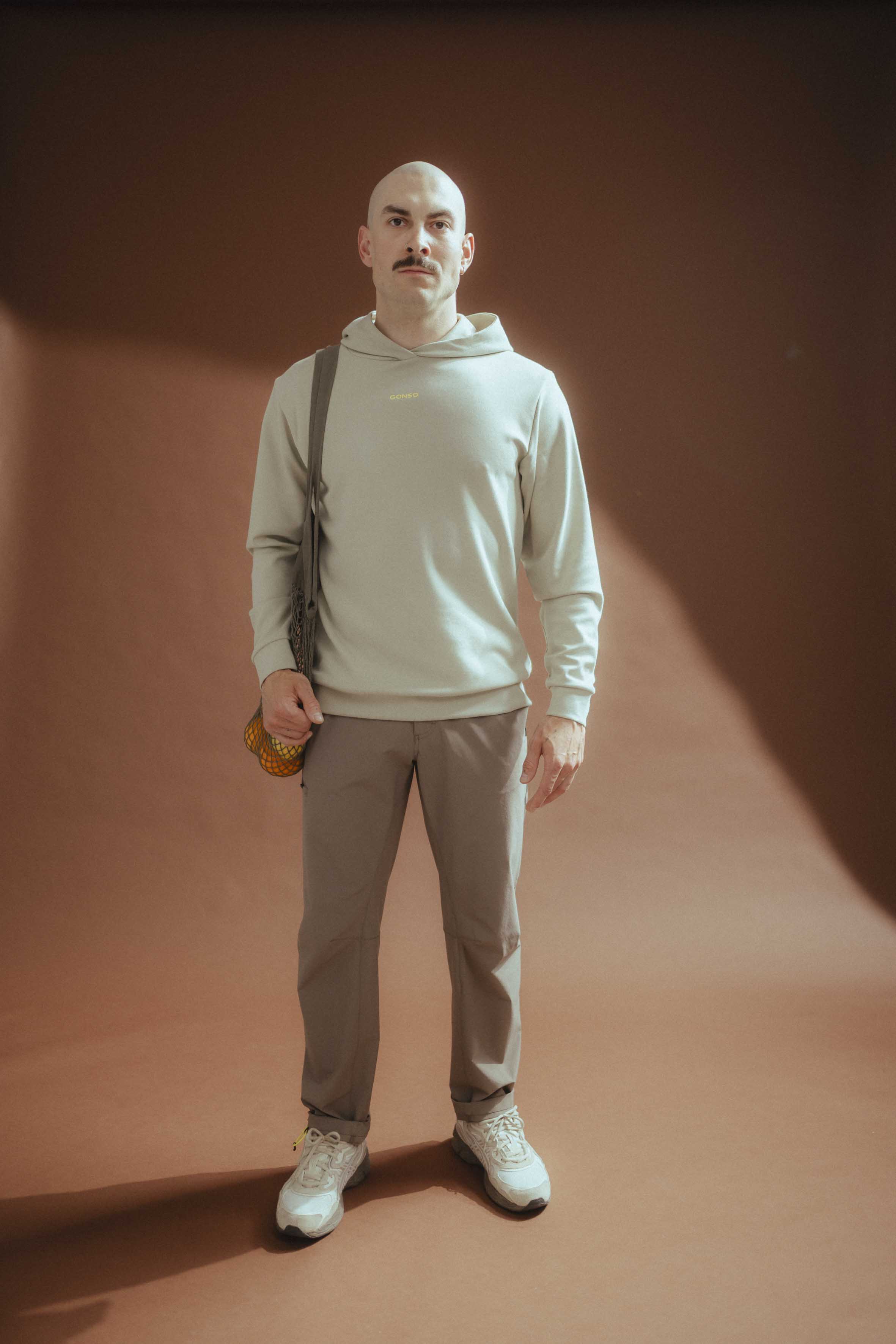 hoodie, Sweatshirt, beige, pants, sneakers, Schultertasche, Mann, hoodie, crewneck, beige, pants, sneakers