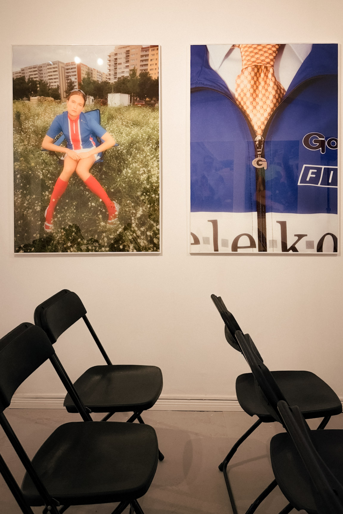 soccer outfit, rote Socken, blauer Mantel/Jacke, Poster-Kunst, Stuhlreihen