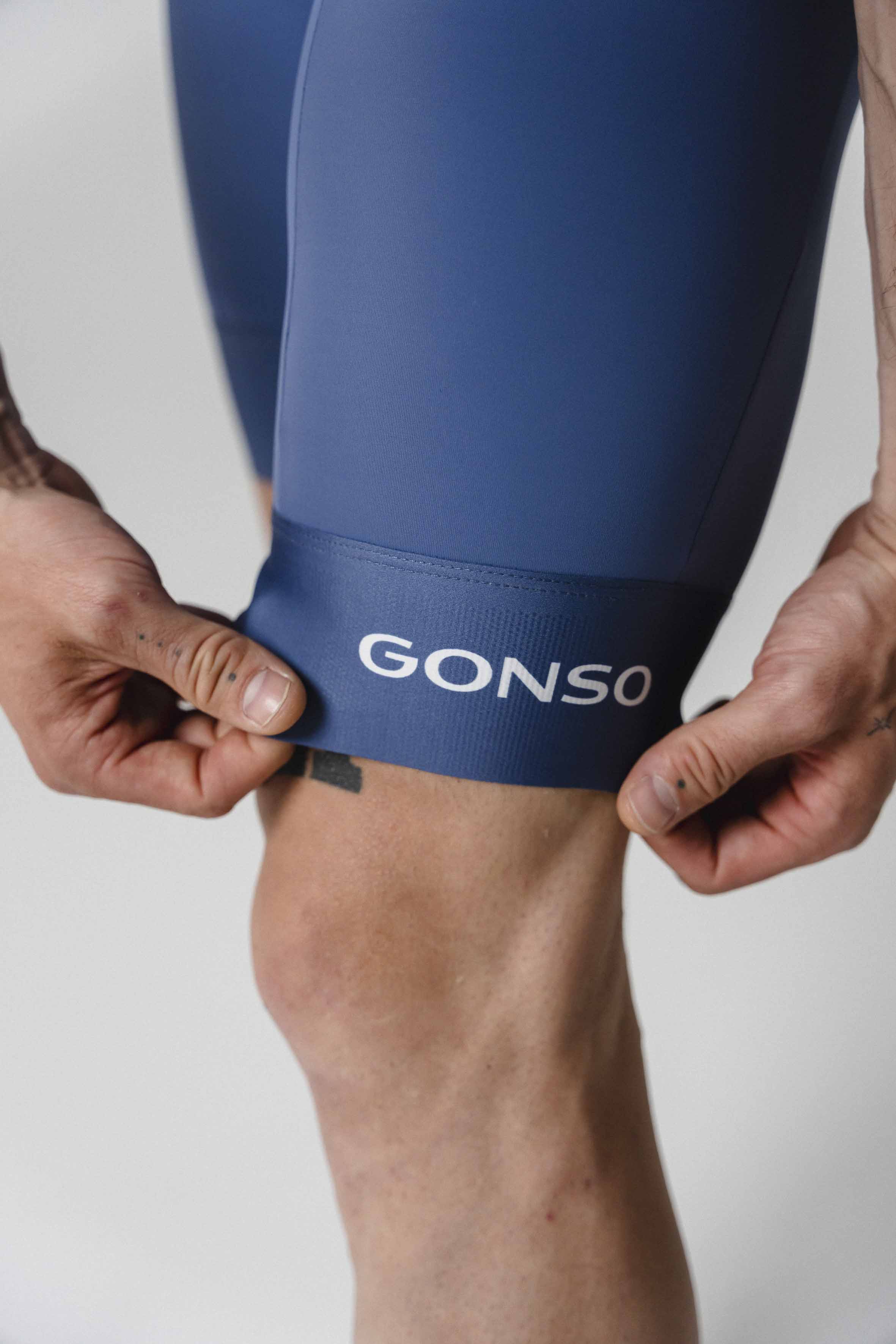 Radsporthose, Bib-Shorts, Trägerhose, Radsportbekleidung, Beinbeteilung, cycling-Shorts, Knie-Länge, Blau, Marke am Saum, enger Sitz