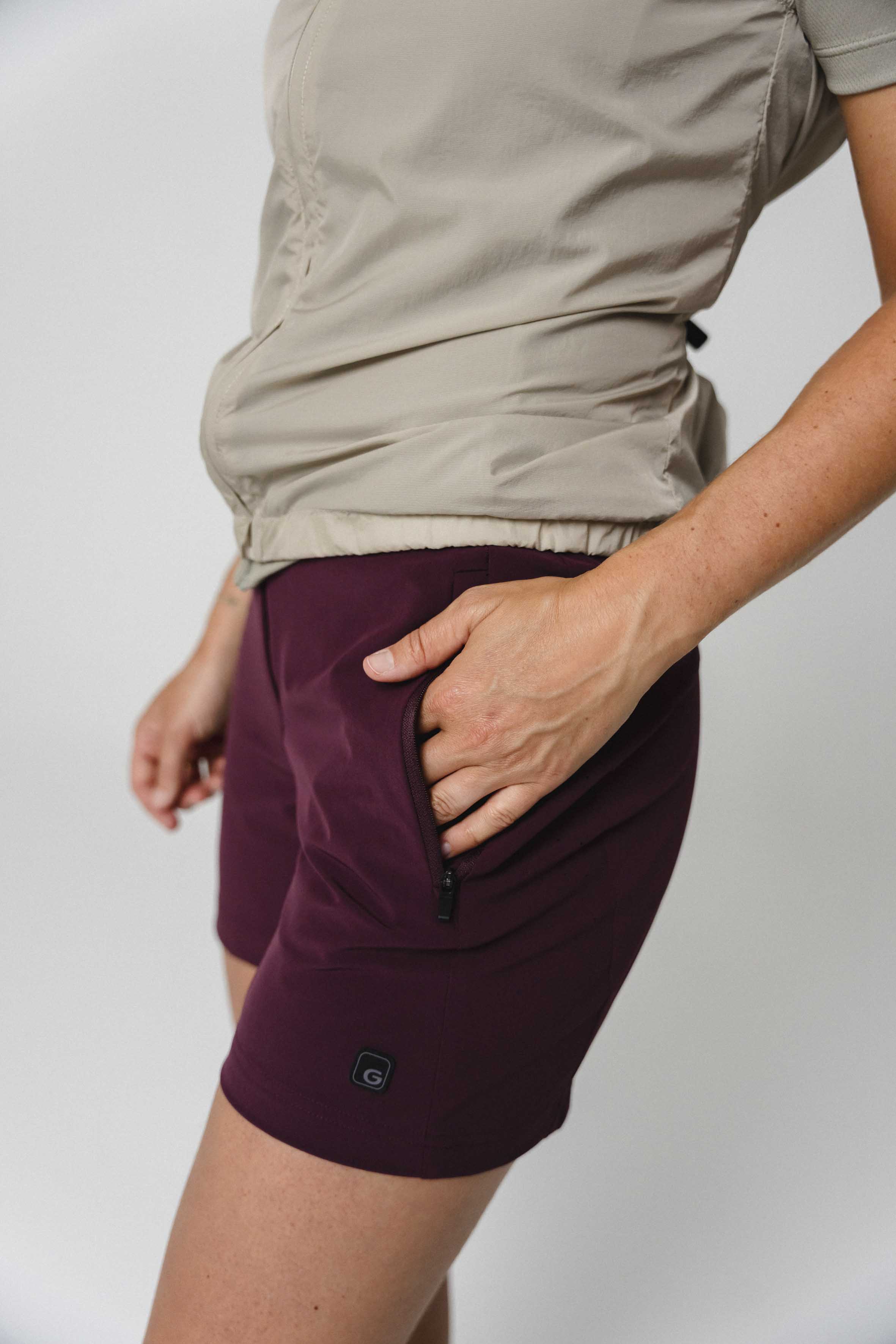 Wand Short, Reißverschluss, Seitentasche, Beige Jacke, Lila Hose