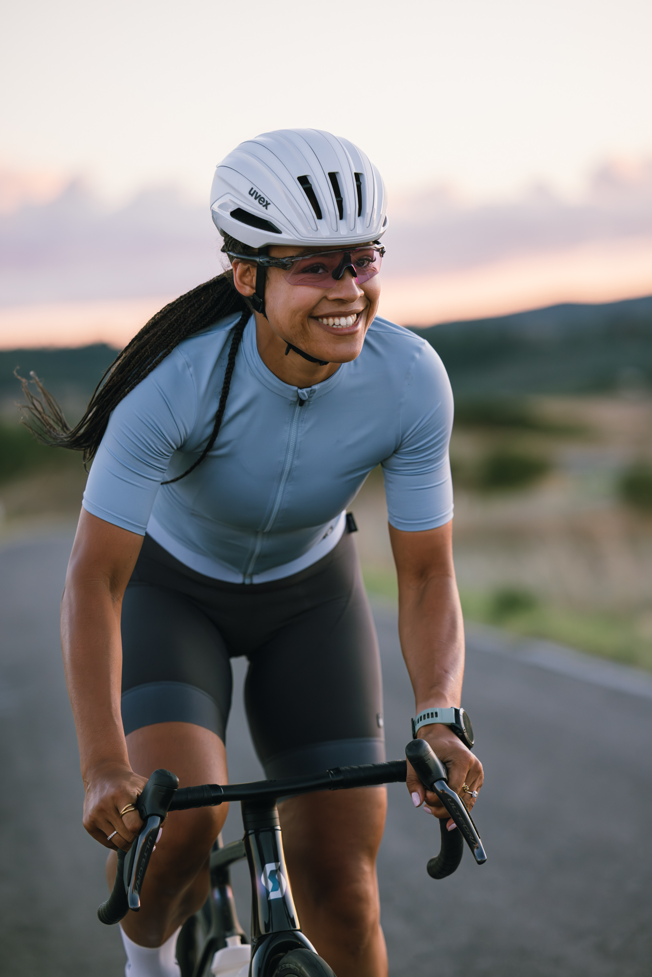 Fahrradhelm, Radsport, Sonnenbrille, Langarmtrikot, Pedalstütze