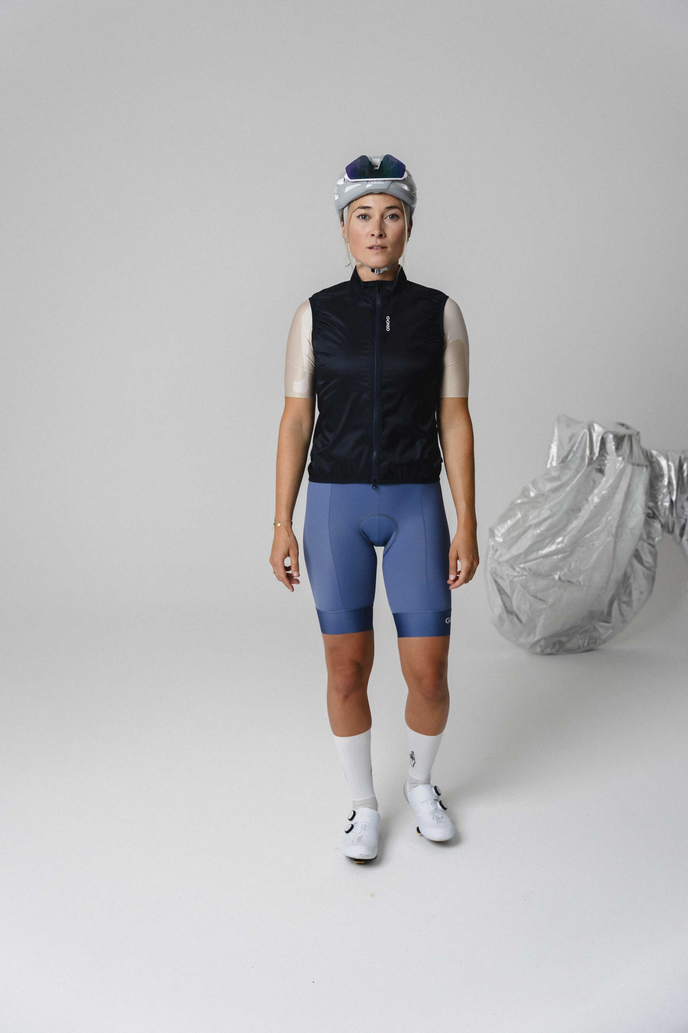  cycling vest, schwarze Weste, blaue Shorts, Armärmel, Radmütze, cycling vest, Ärmlosjacke, blaue kurze Hose, Radhosen, Helmbirth }]}** Note: The above is incorrect. Let me provide a corrected version.**** The final output should be: ** {