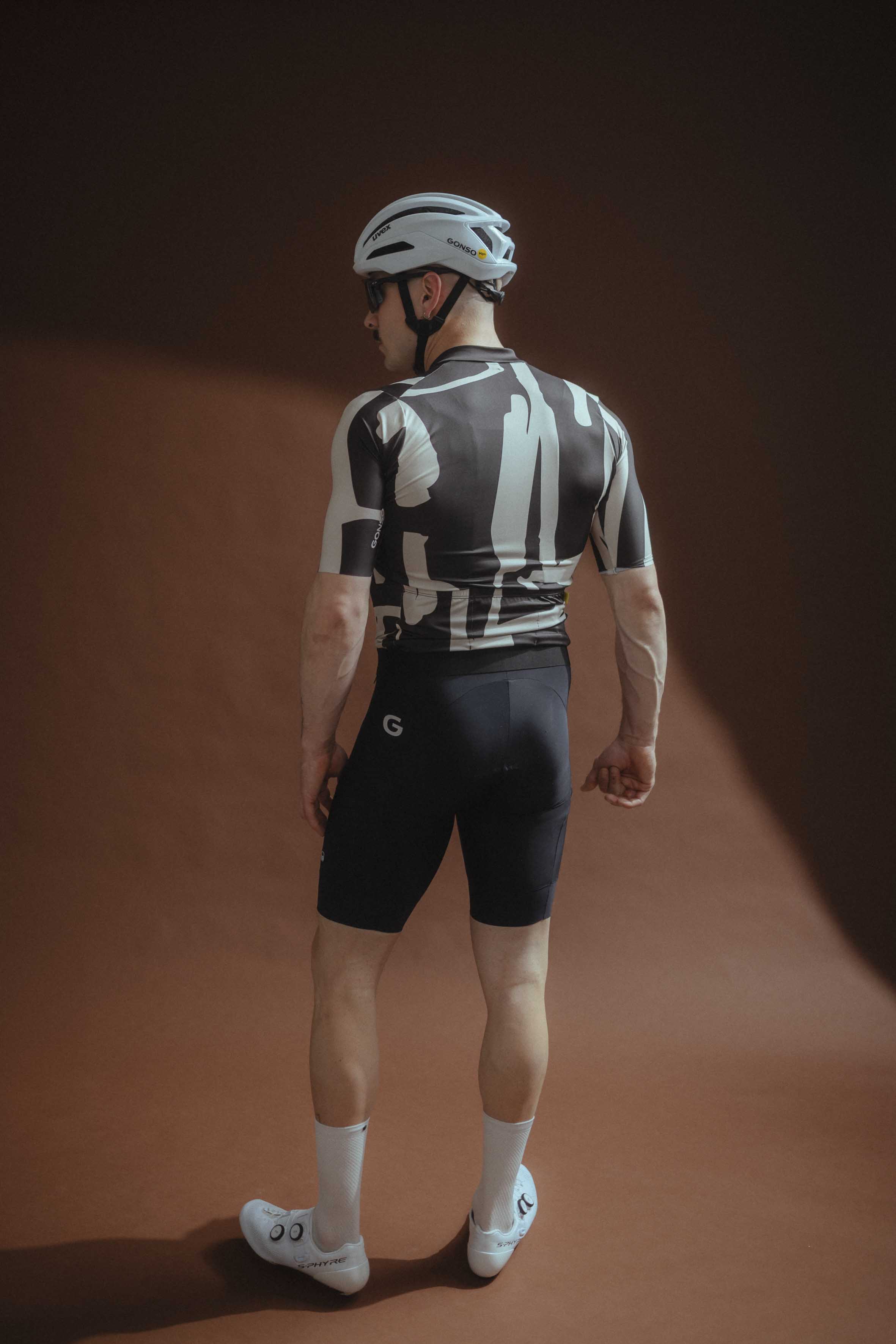  cycling jersey, bib shorts, helmet, socks, cyclist, Radsporttrikot, Radhose, Fahrradhelm, Socken, Körperbetonte Passform