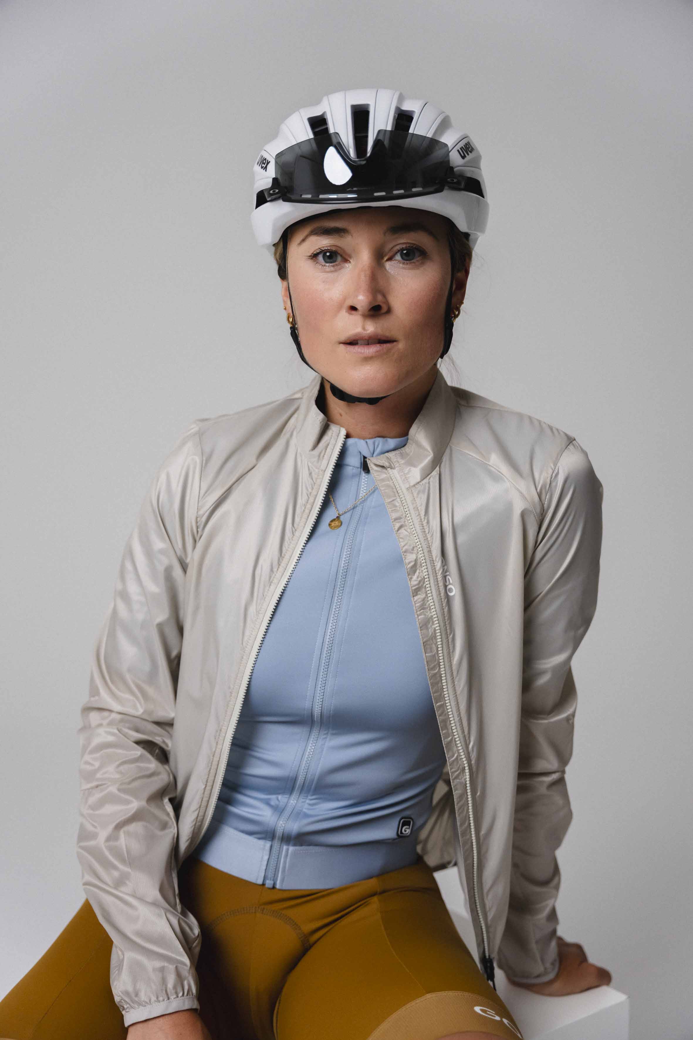  cycling helmet, women, beige jacket, blue top, brown pants, Fahrradhelm, Helm, Radsport, Sporthelm, Klettverschluss
