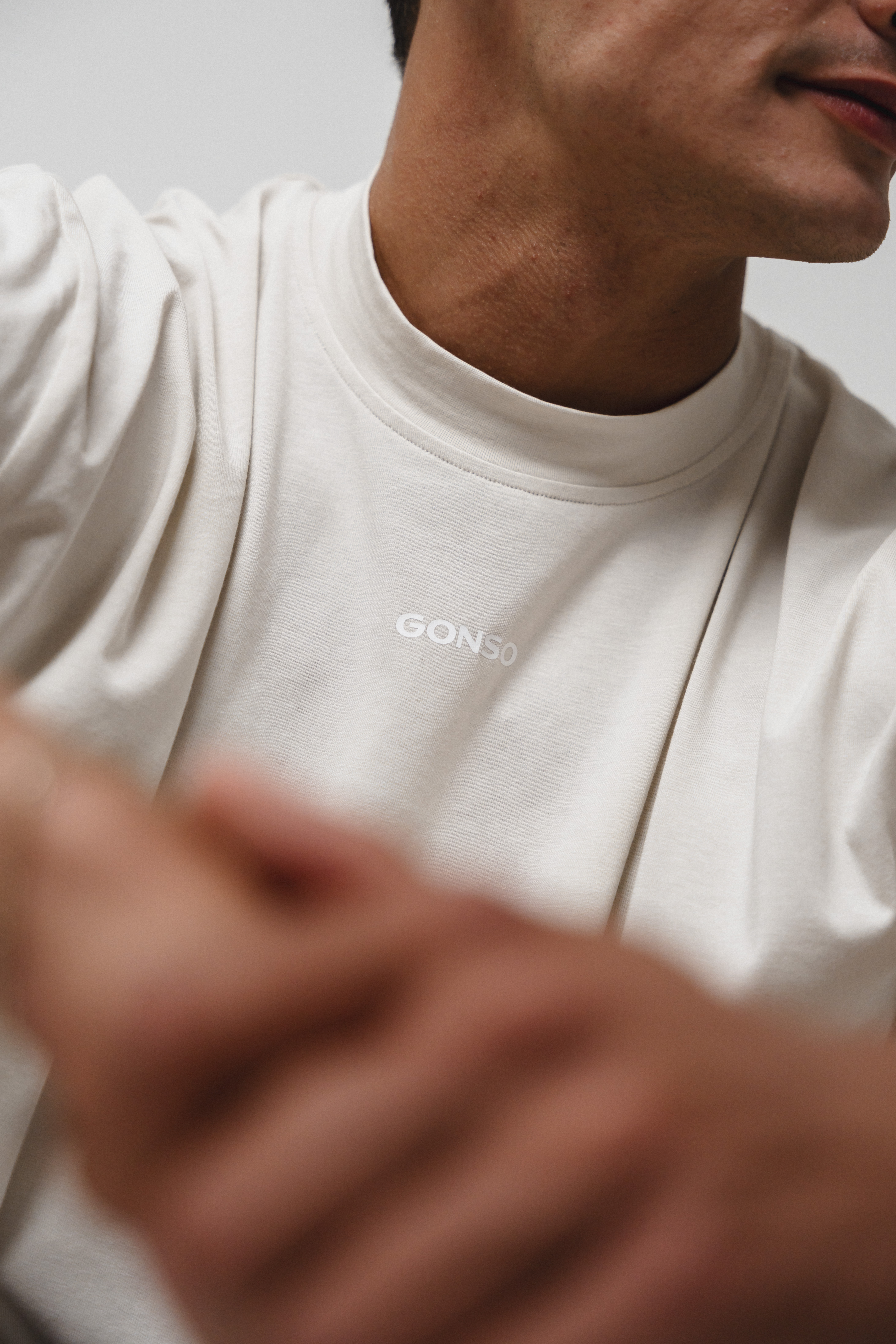 Finger, Person, T-shirt, Erwachsener, Mann, Finger, Person, T-shirt, Erwachsener, Mann