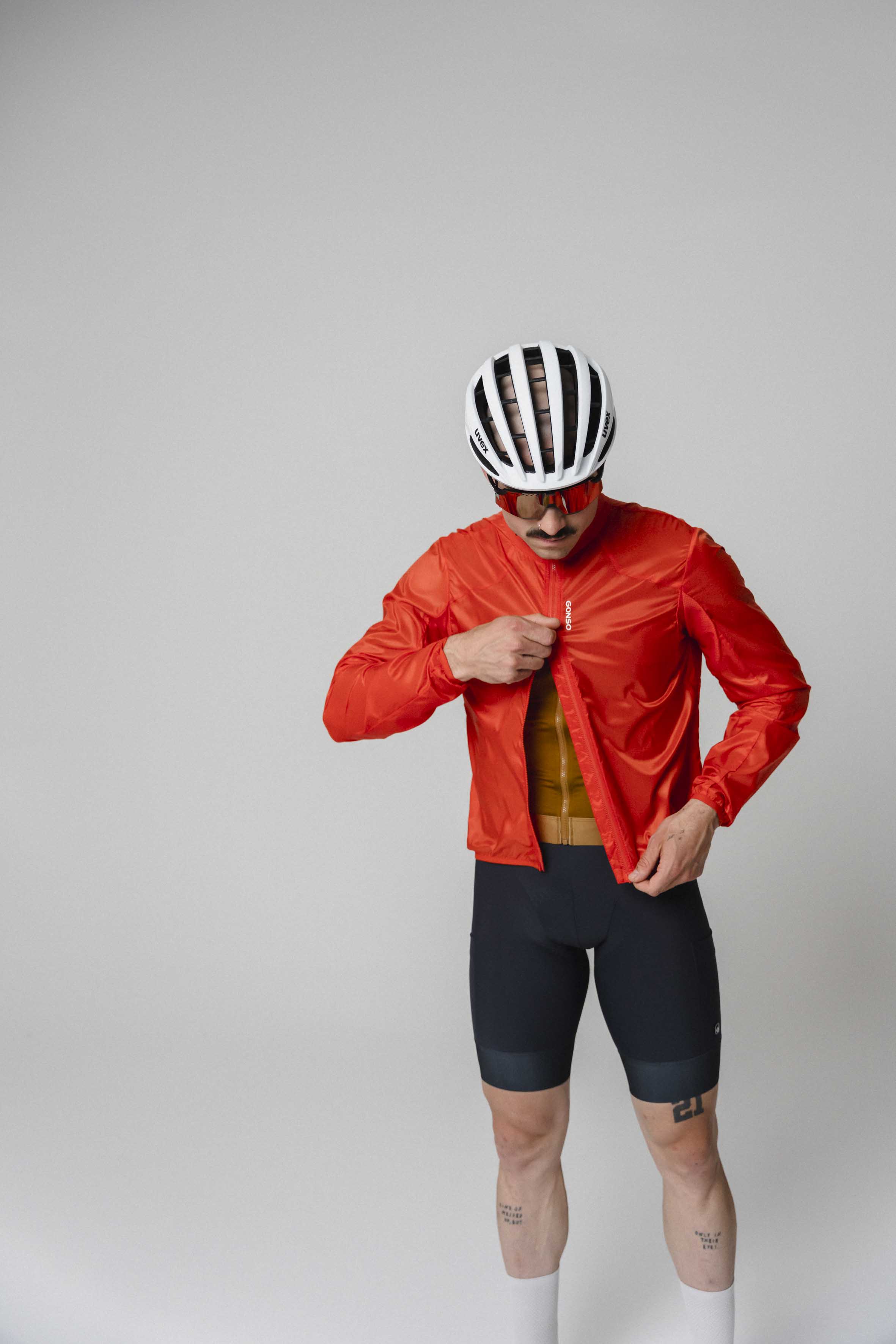  Fahrradjacke, Helm, Radsport-Shorts, rote Jacke, Sportbekleidung für Radfahrer, Cycling-Jacke, Rote Jacke, Helm, Radshorts, Radoutfit