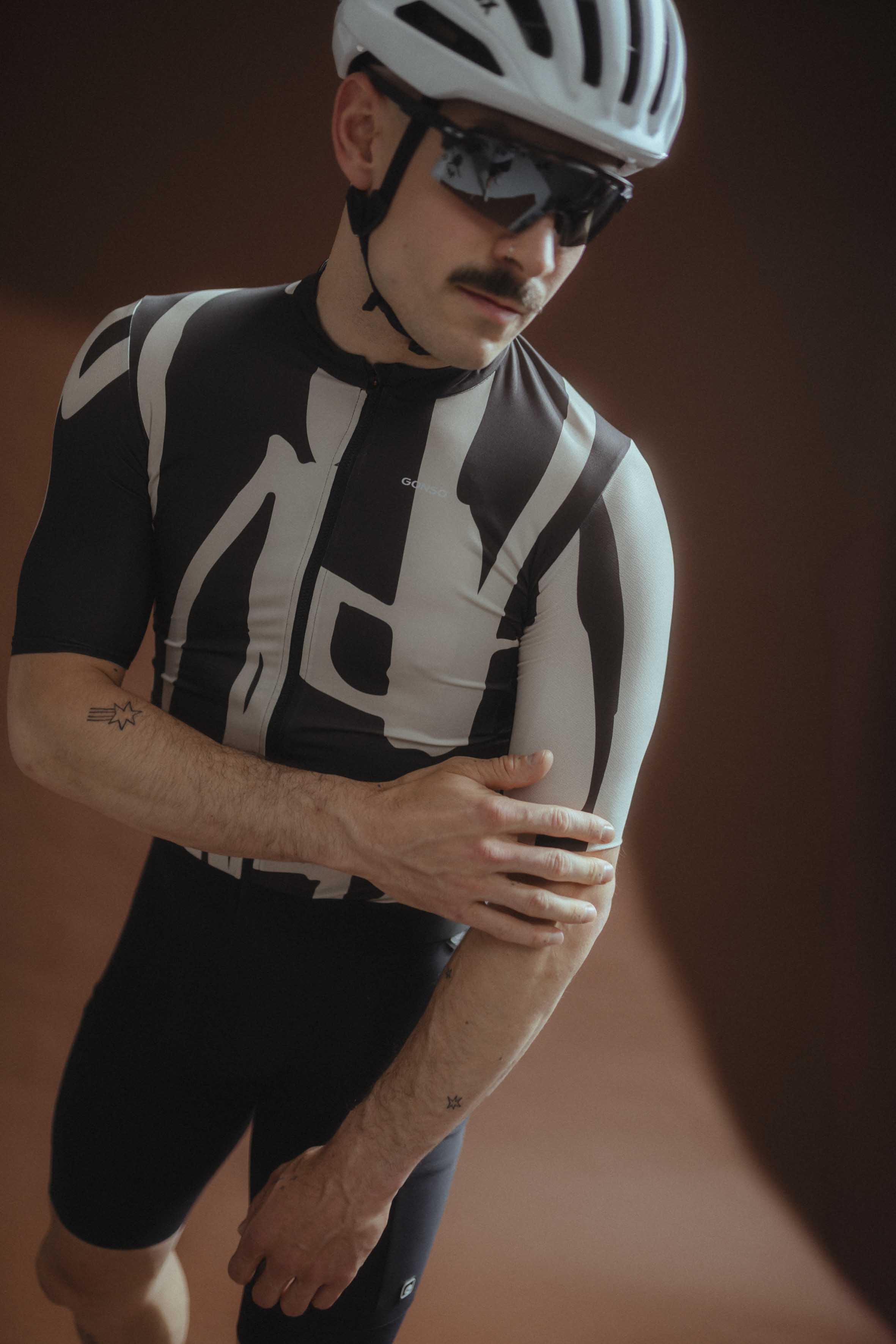 Radsporttrikot, Fahrradtrikot, Kurzarm, Schwarz-Weiß, Radsport, Radsport-Trikot, Kurzarm, Schwarz-Weiß Muster, Fahrradhelm, Sonnenbrille