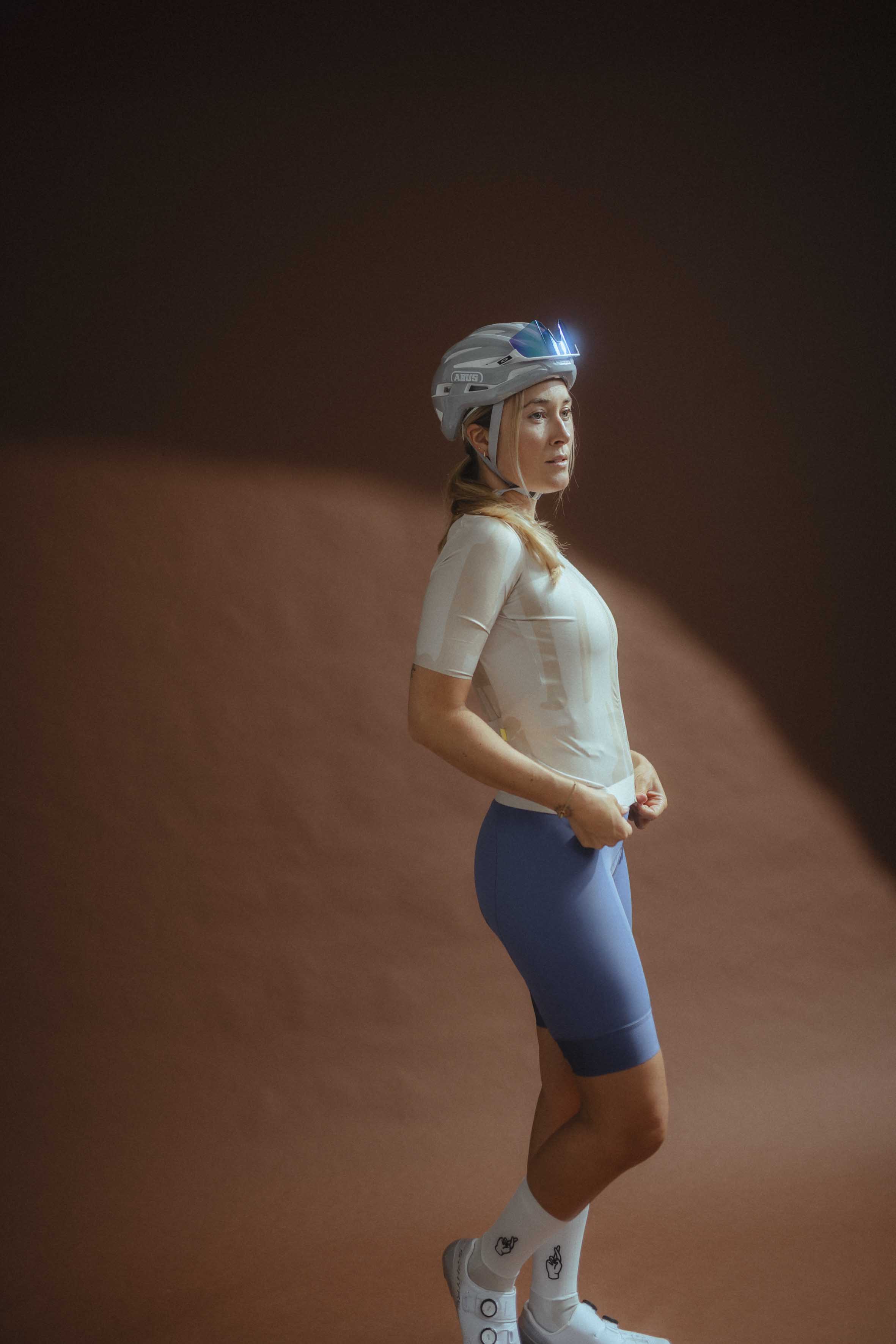 Radfahrer, Helm, Radsport-Shorts, Shorts, Jersey, Aero-Helm-Licht, Radfahrer-Outfit, Fahrrad-Equipment, Fahrradhelm, Lenkericht, Helm mit Licht, Radsportoutfit, Cycling shorts, Fahrradhelm, Radsport-Trikot, Radhose, Socken, Fahrradfahrerin