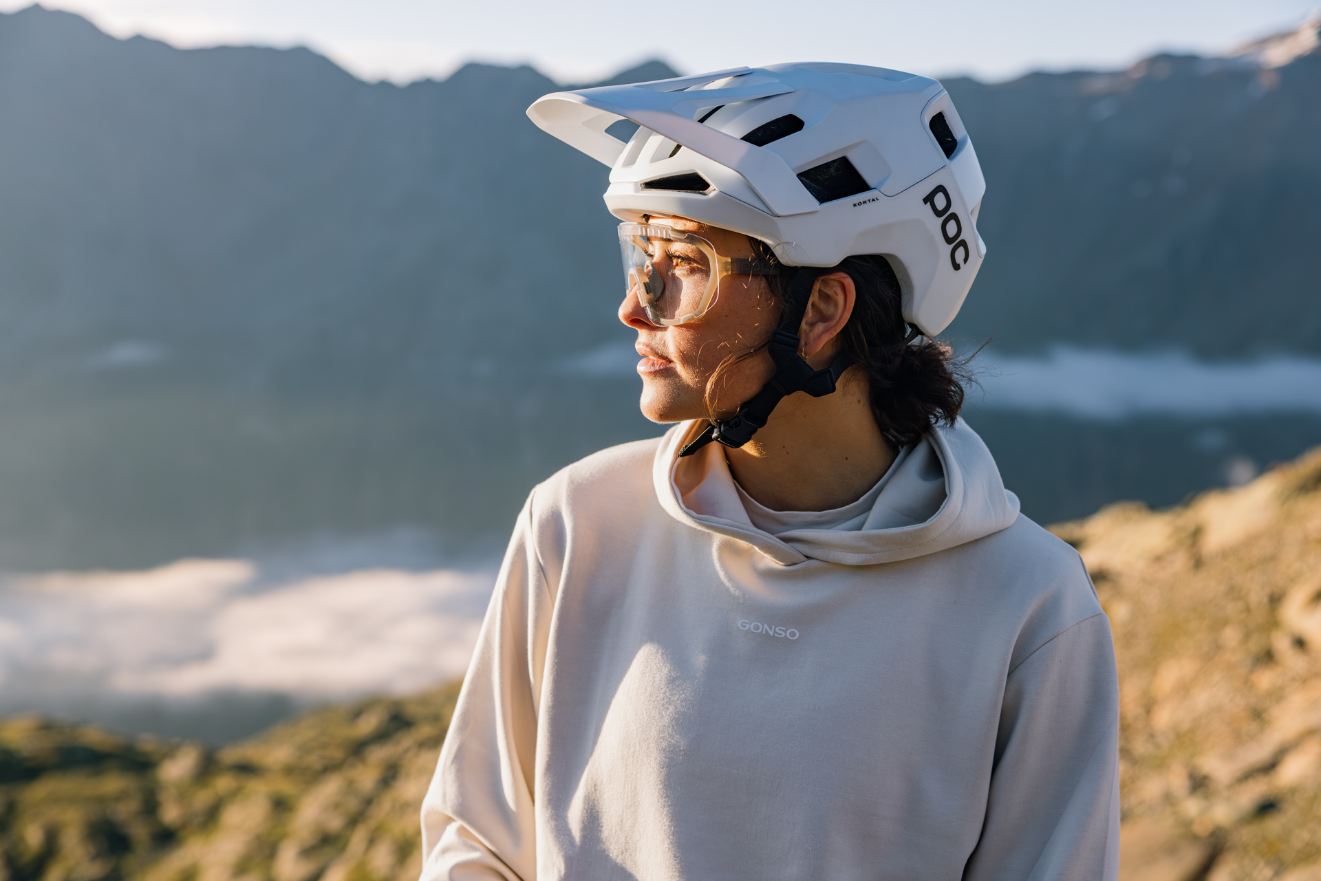 Fahrradhelm, Mountainbike, Schutzbrille, Hoodie, Outdoor-Umgebung
