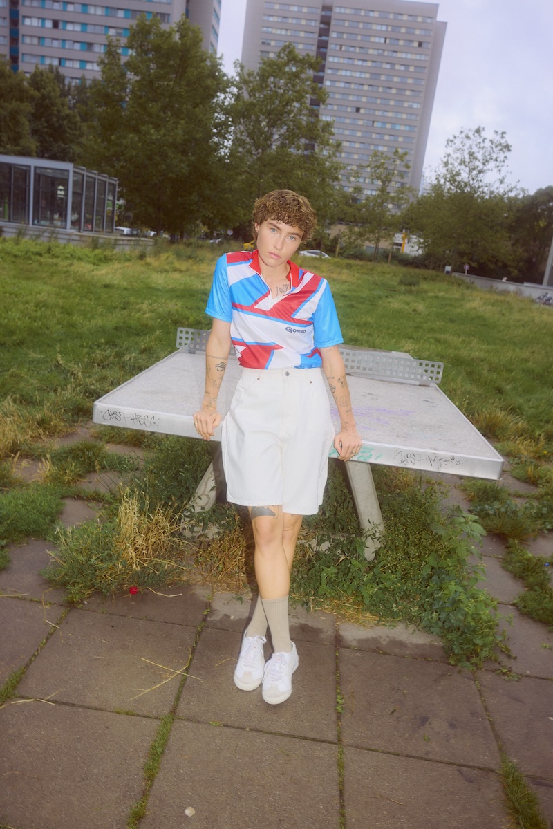 T-Shirt, Shorts, Socken, Sneaker, Tattoos