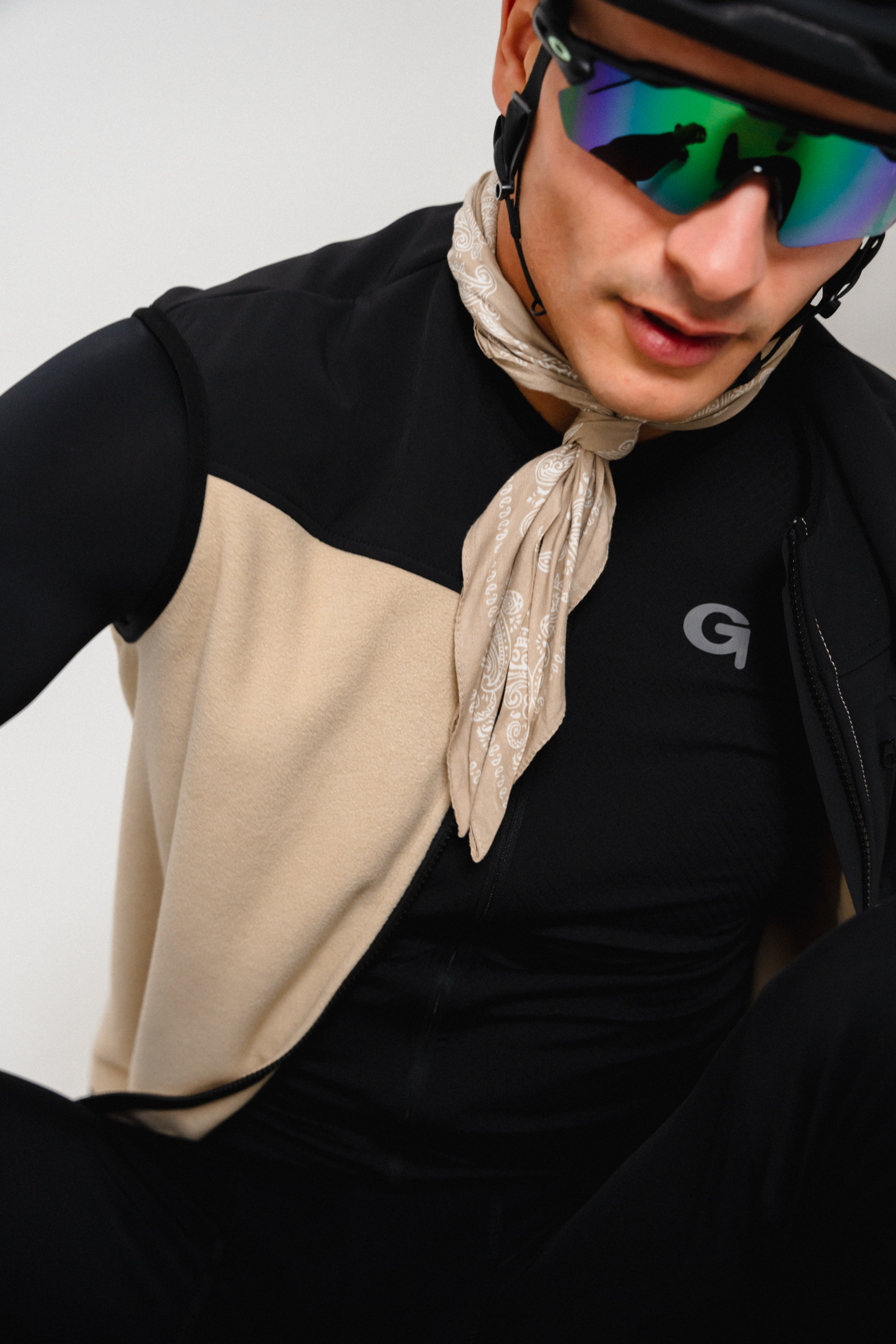 ADVENTURE VEST FLEECE Langarm, Sonnenbrille, Erwachsener, Mann, Person, Langarm, Erwachsener, Männlich, Mann, Person, Sonnenbrille, Bandana, Biker, schwarze Jacke, beige Weste
