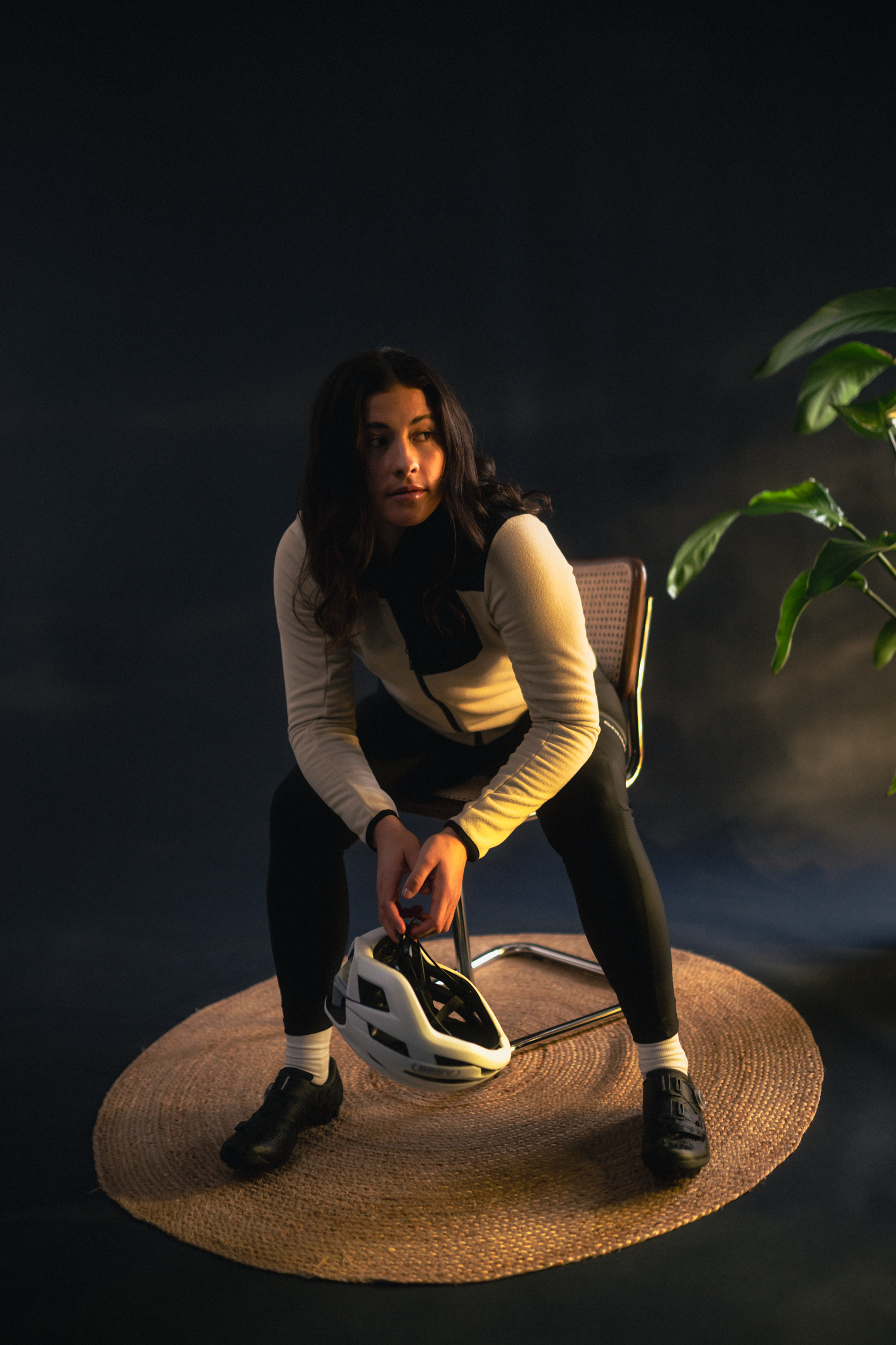 Schuh, Sneaker, Person, Sitzen, Helm