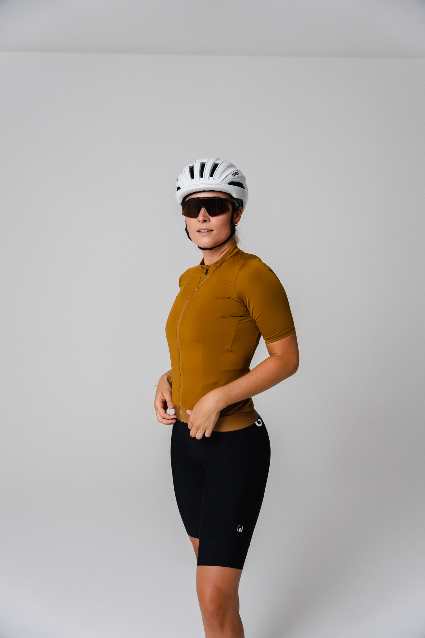 Cycling, Helm, Brille, Bib-Shorts, Jersey, cycling jersey, senfgelb top, kurze Ärmel, Helm, Sonnenbrille, Radtrikots, Helm, Sonnenbrille, Bib-Shorts, Maßkleidung?, verschiedene Farbtöne