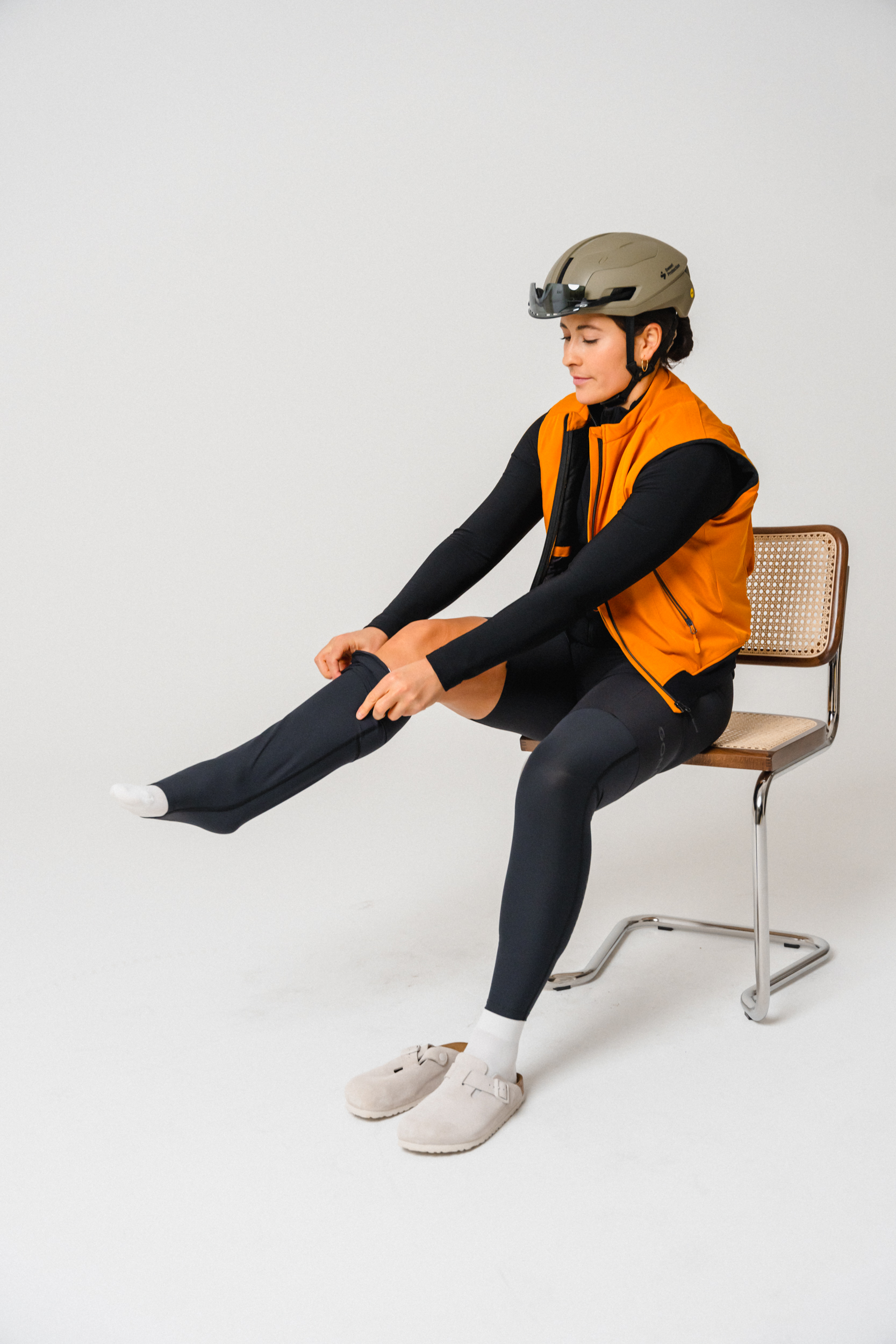 Person, Sitzen, Helm, Schuh, Schutzhelm