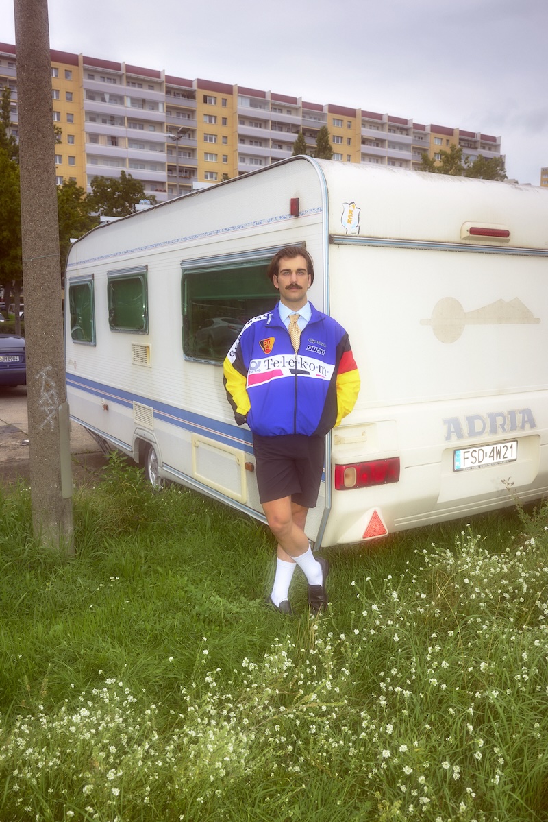 Reisewagen, Campingwagen, Camper, Wohnwagen, Person mit Jogging-Outfit
