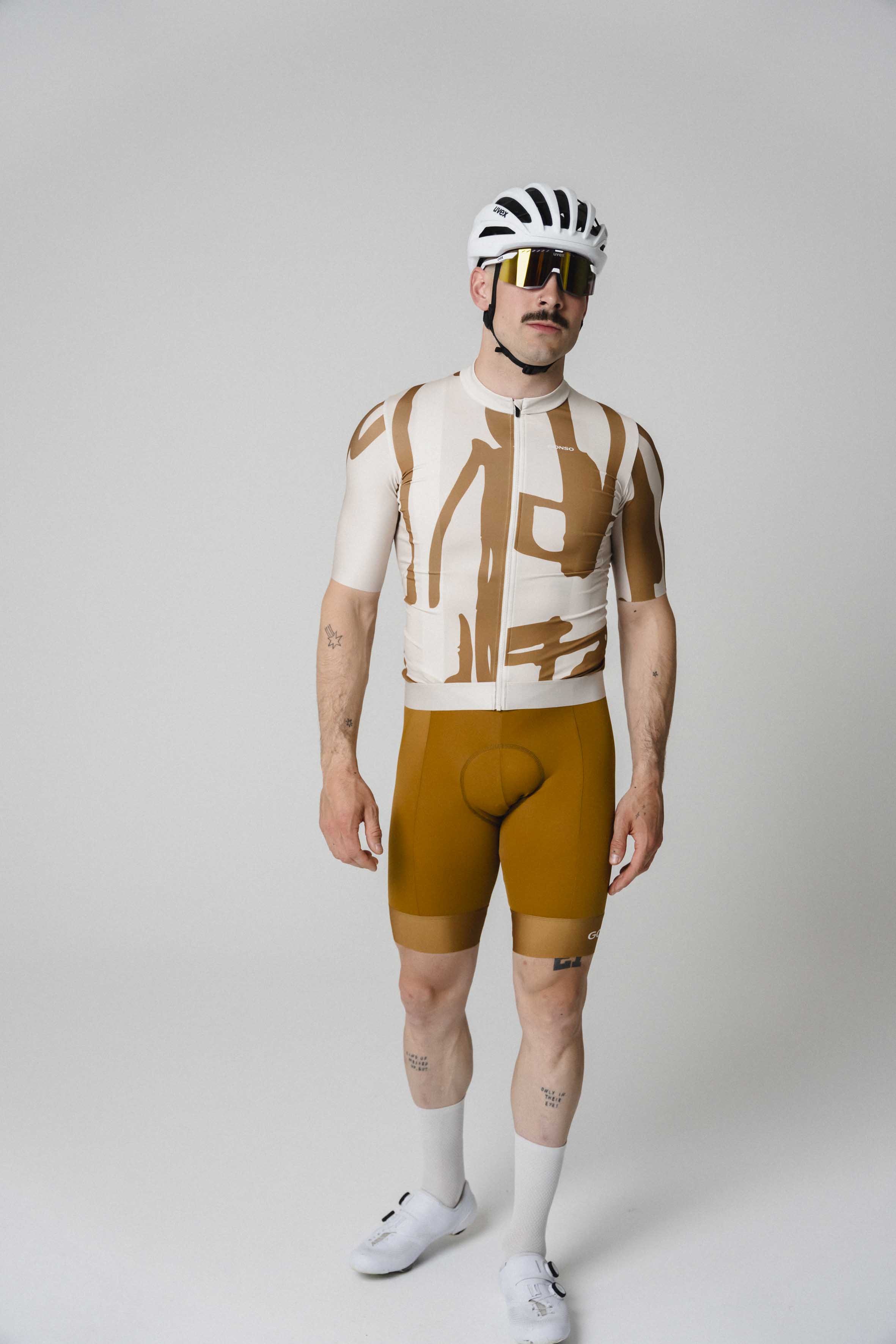 Maske, Radfahrertrikot, Bib-Shorts, Cycling-Set, Sonnenbrille, Radsporttrikot, Bib-Shorts, Cycling-Jersey, Skin-Tone Muster, Sonnenbrille, Radtrikot, Bibshorts, Cyclingwear, Kopf- und Augenprotektor, Sonnenbrille