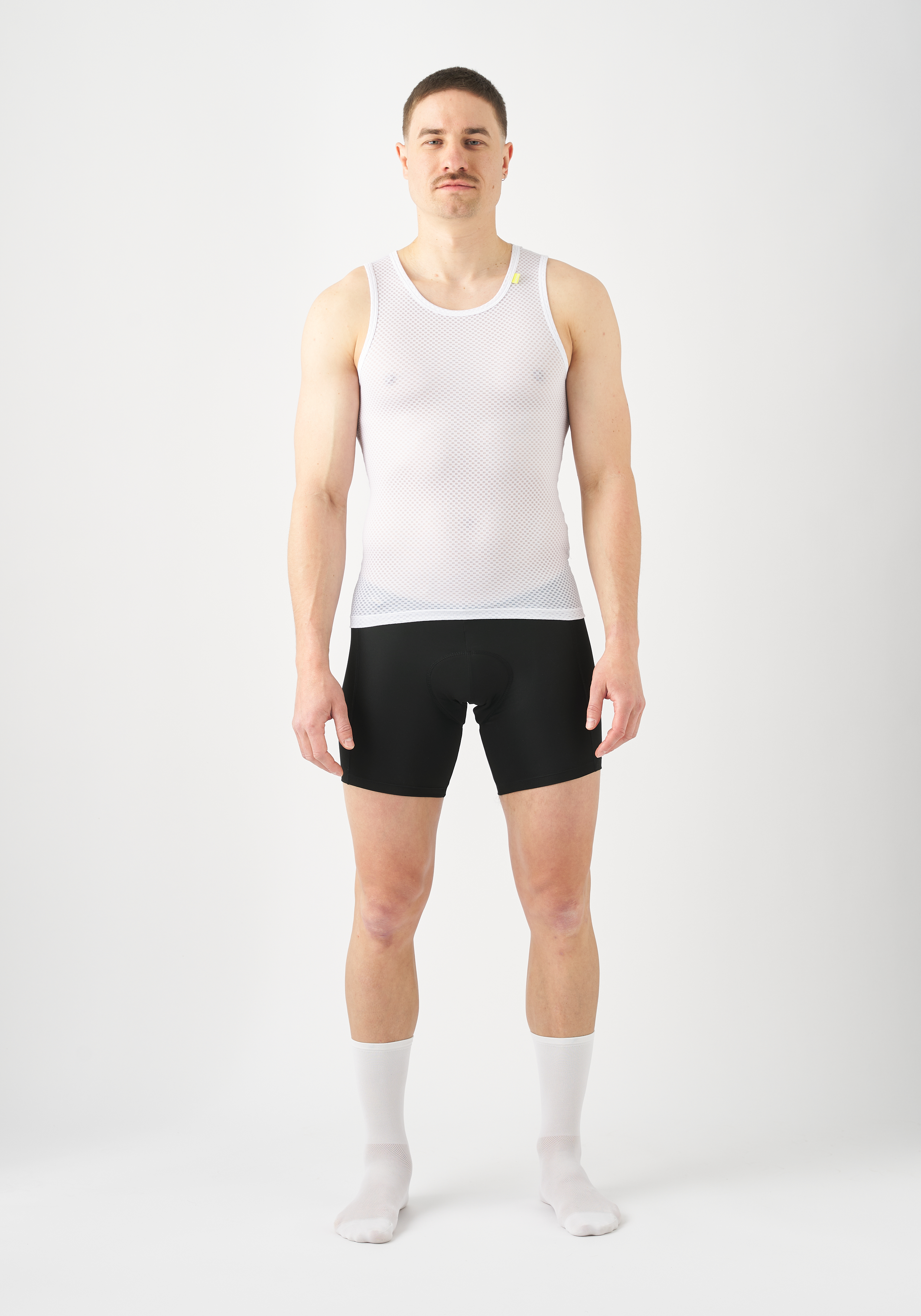 Mesh-Tanktop, Weißes ärmelloses Oberteil, Athletikbekleidung, Schwarze Shorts, Weiße Socken, Unterhemd, Mesh-Shirt, Weiß, Radsport, Kurz Unterwäsche, Meshshirt, Weißes Tanktop, Ärmelloses Shirt, Schwarze Shorts, Weiße Socken