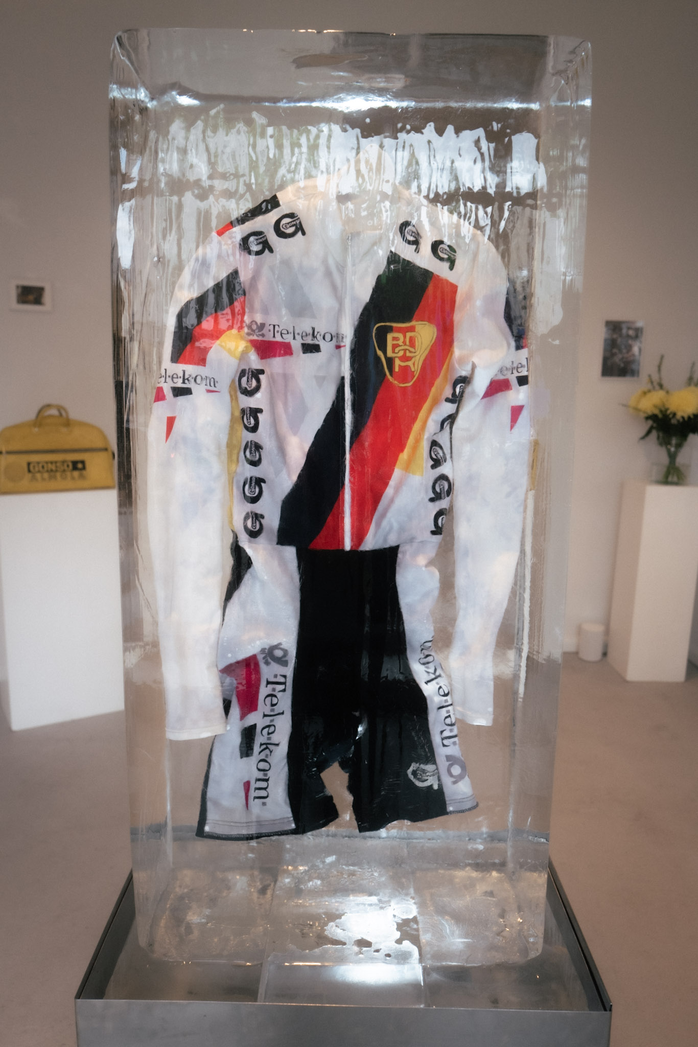 Laufanzug, Trikot, Nationalfarben, Schwarz-Weiß-Rot, Kunstinstallation