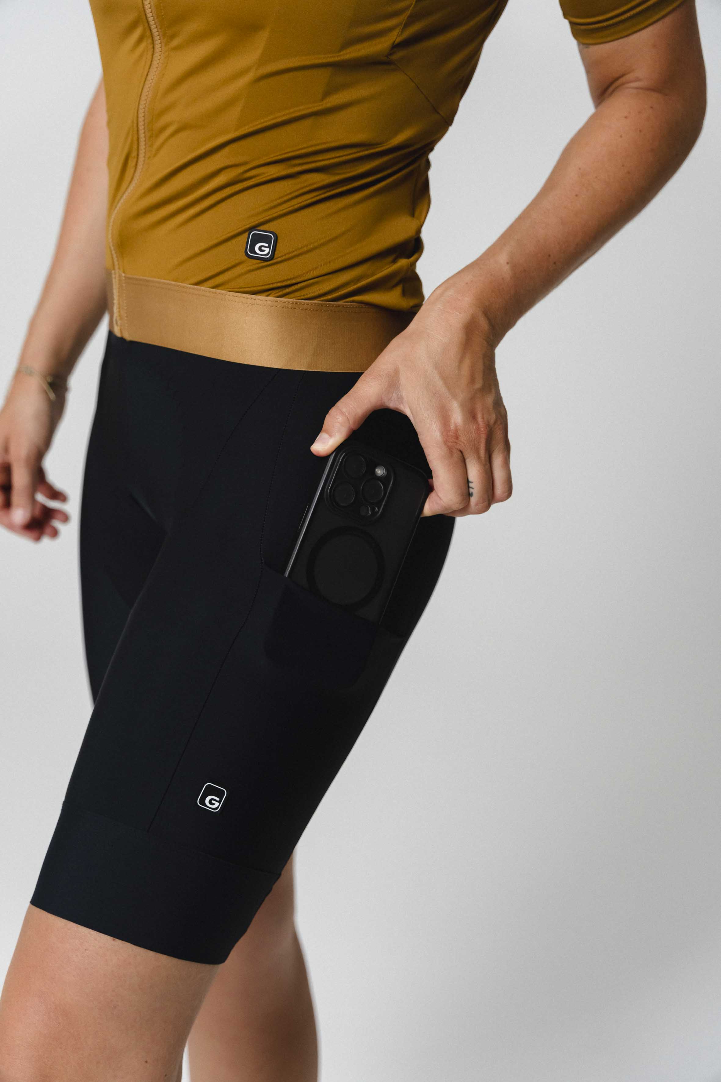 SQlab GO Bib Cargo W Radsporthose, BIB, Schwarz, Schnalle, Trägerhose, Radsporttrikot, Klettverschluss, Schwarze Shorts, Seitentasche, Smartphone-Tasche