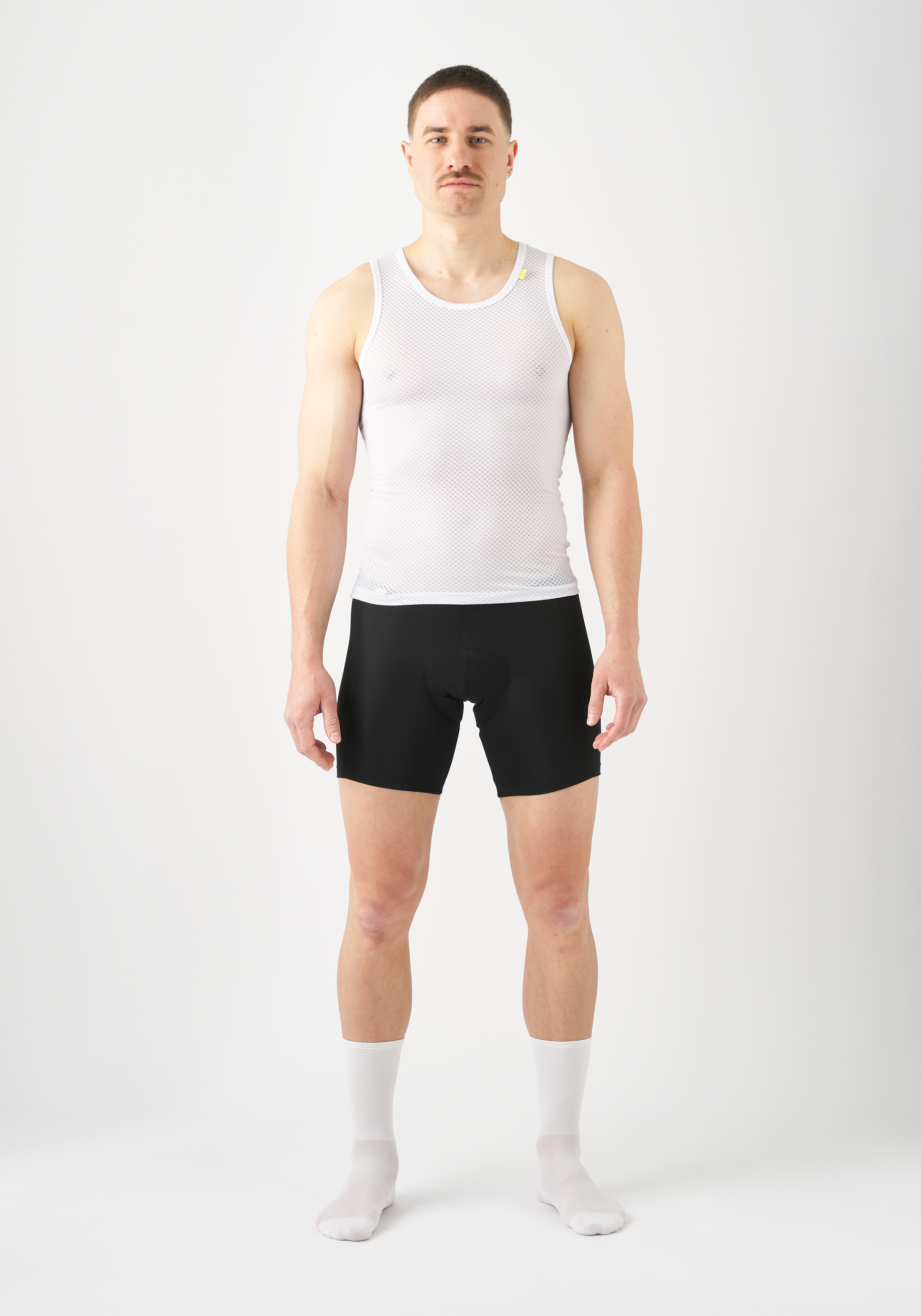 Unterhemd, Mesh Top, weißes Tanktop, schwarche kurze Hose, kurze Beininnen, Mesh top, White tank, Compression shirt, Black shorts, White socks