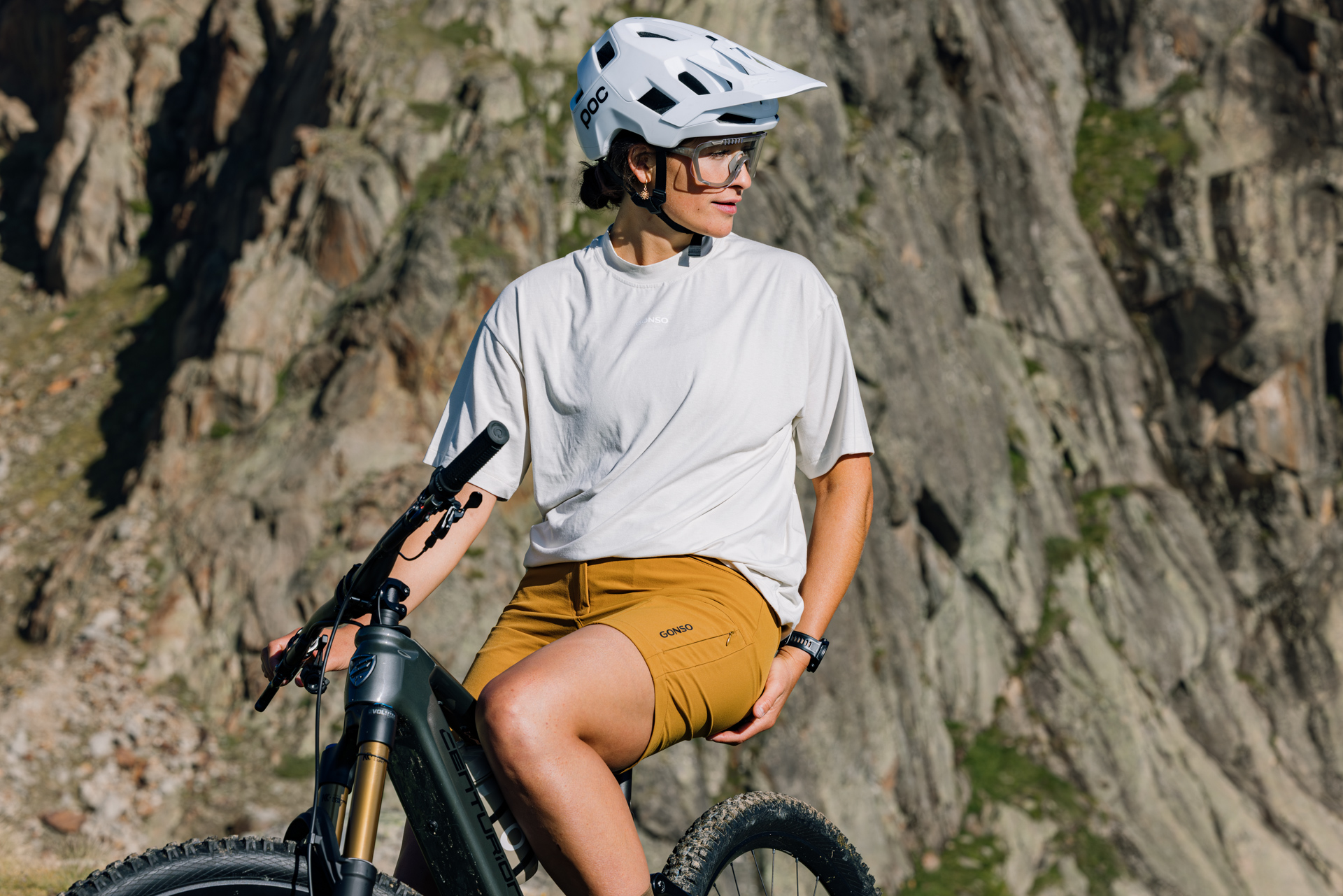 Mountainbike, Helm, Schutzhülle?, Brille, T-Shirt, Shorts, Bauweise?, Felsen, Outdoor