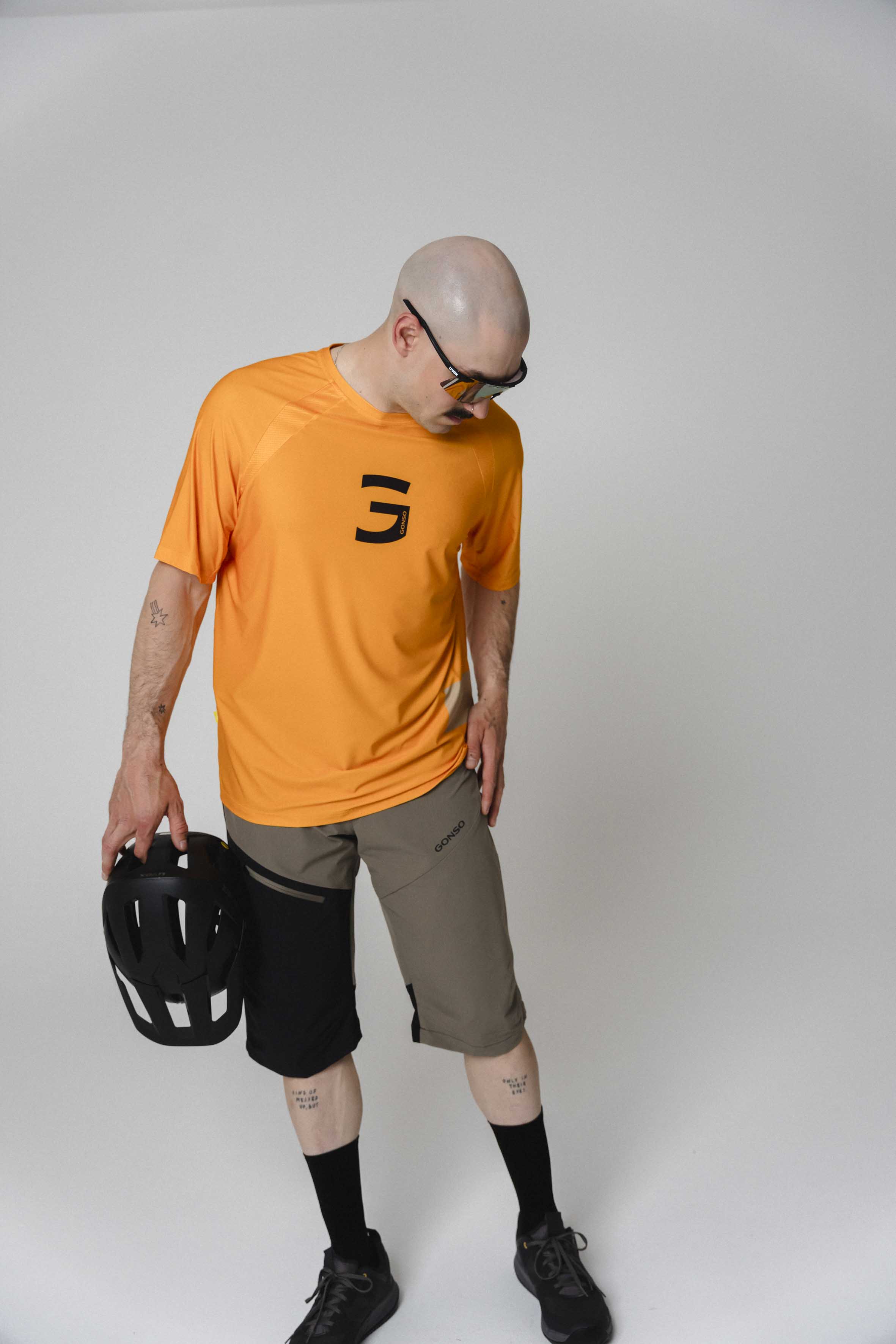 T-Shirt, Orange, Shorts, Fahrradhelm, Sonnenbrille