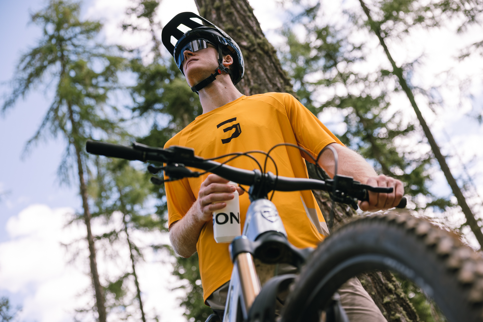 Mountain bike, Radsport, Orangene Träger, Helm, Flasche