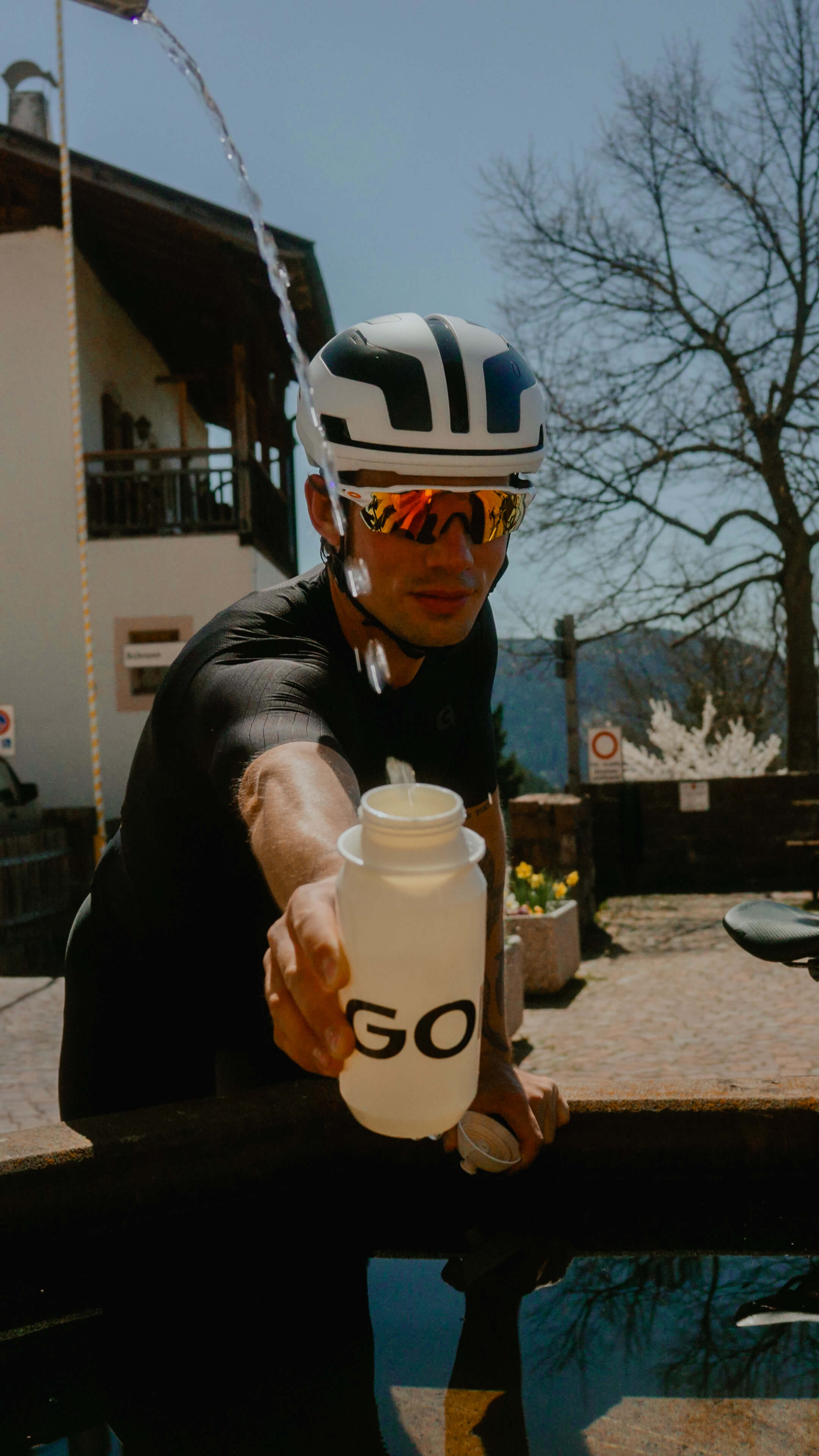 C2654.00_24_39_97.Still087 (1) cycling, helmet, Flasche, Wasser, Ärmel