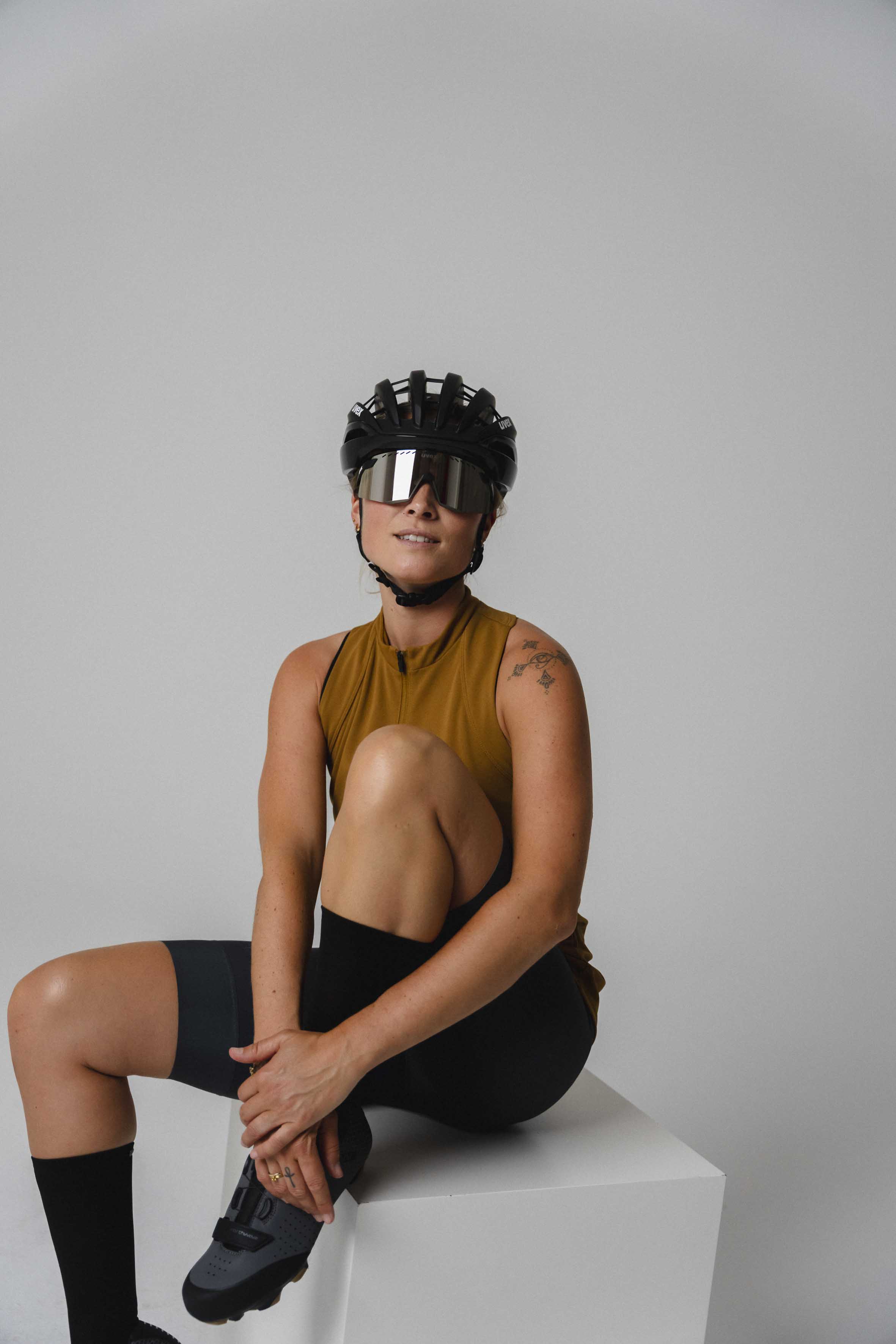 cycling, helmet, sunglasses, sleeveless top, knee-length shorts, Fahrradhelm, cycling helmet, Sonnen?