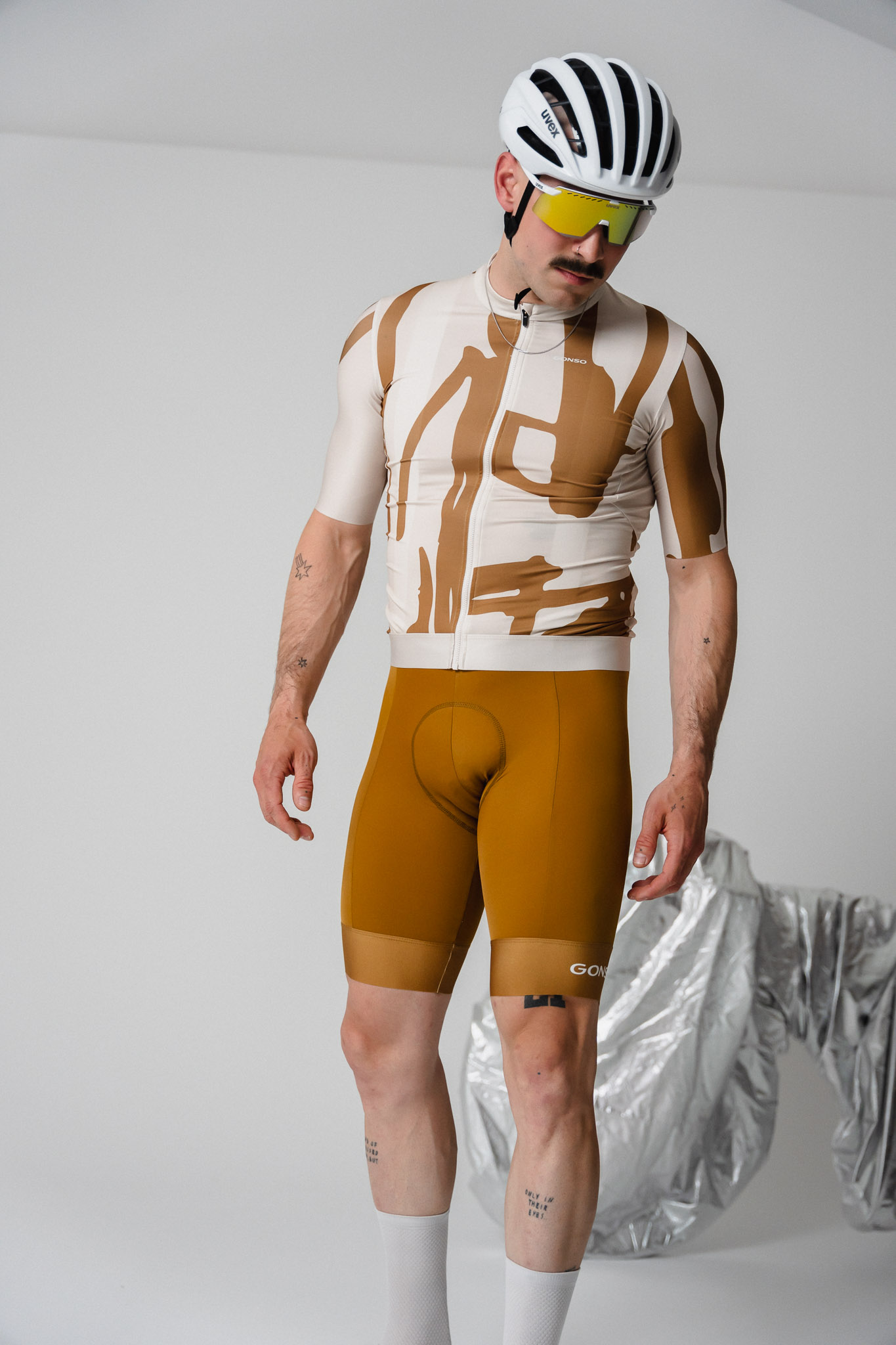 cycling kit, bib shorts, aero jersey, camouflage pattern, cycling helmet