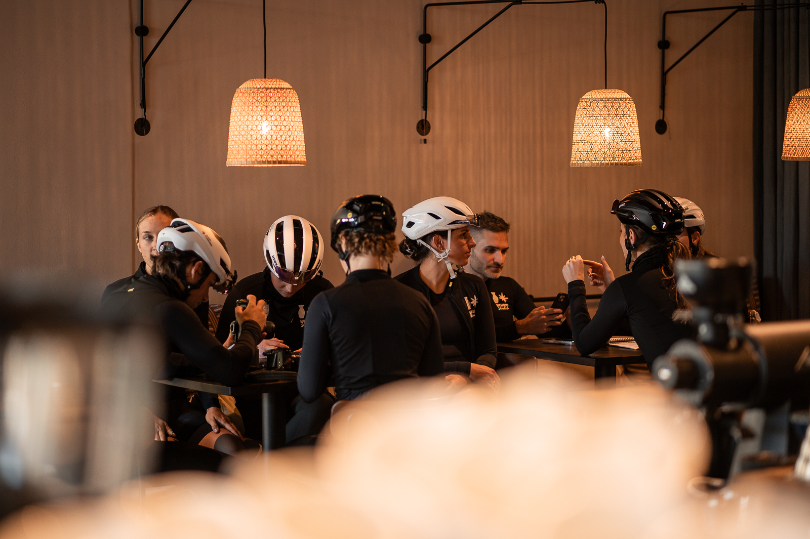 Fahrradhelm, weißer Helm, schwarzer Helm, Belüftungsöffnungen