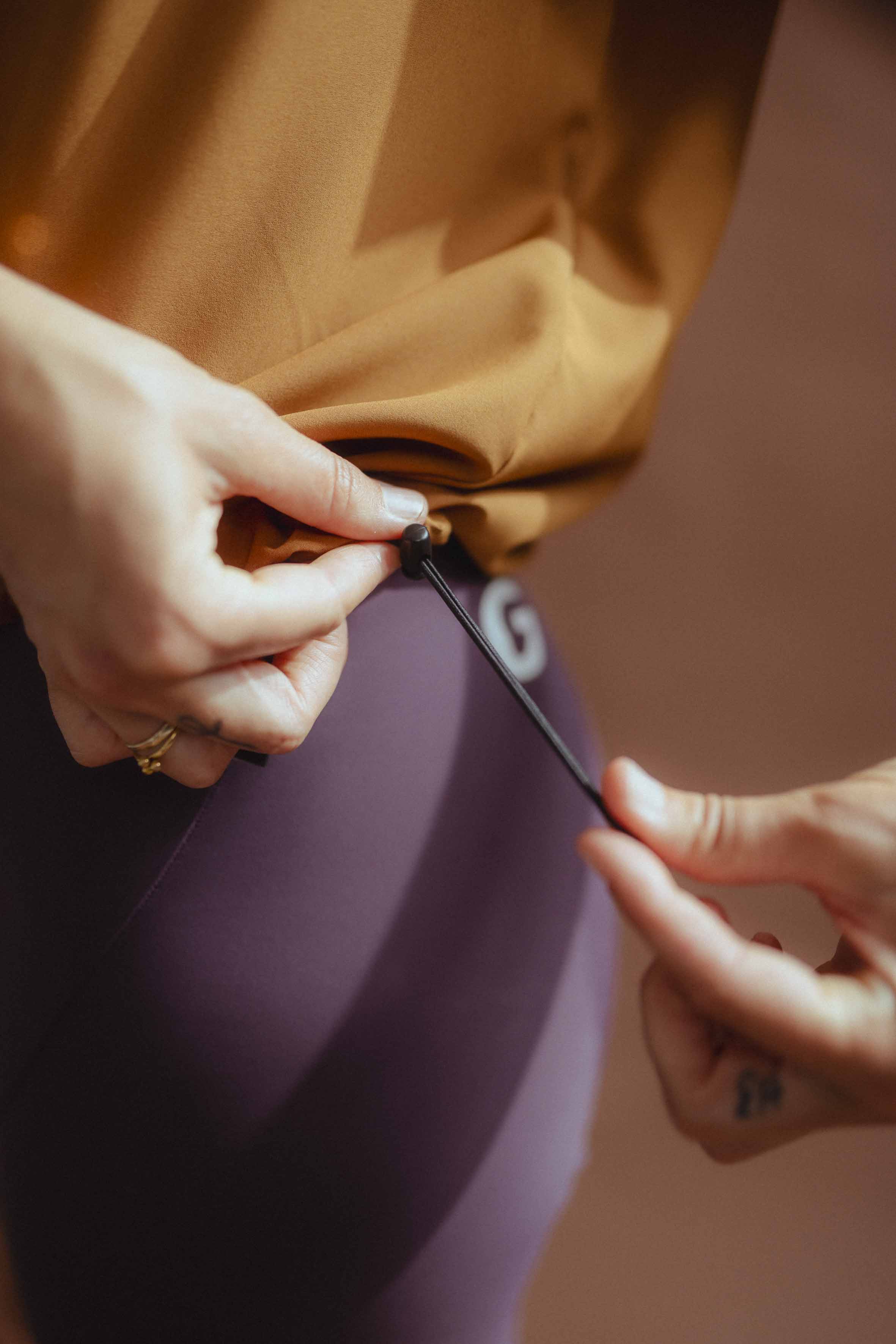 T-Shirt, Polo, Beige, Kurzarm, Stoffzugabe, Reißverschluss, Kordelzug, Bluse, Beutelverschluss, Stoffdetail