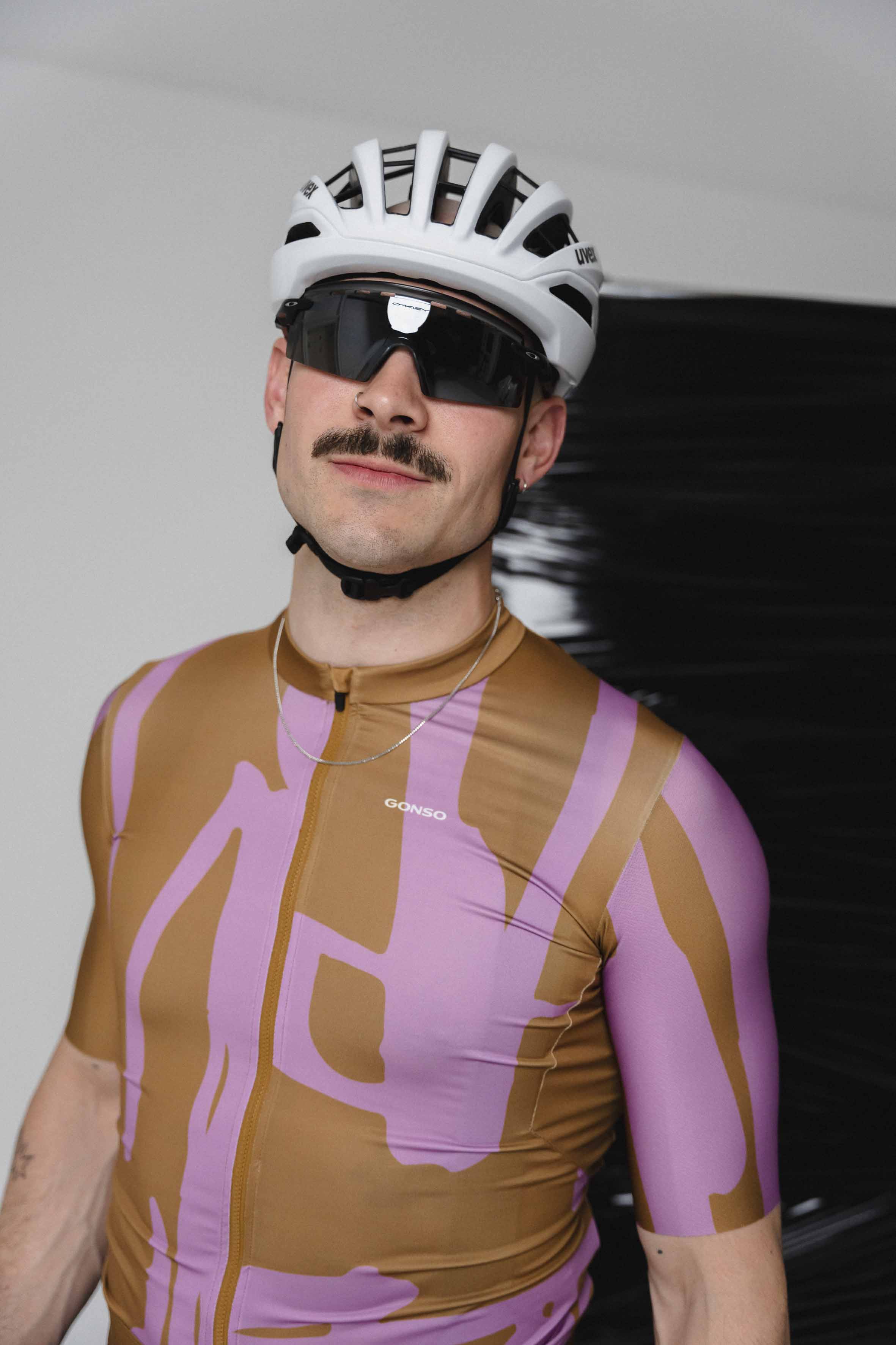 cycling jersey, brown accents, lavender pattern, full-zip, helmet, sunglasses, Radsportler, Radtrikot, Helm, Sonnenbrille, Streifenmuster