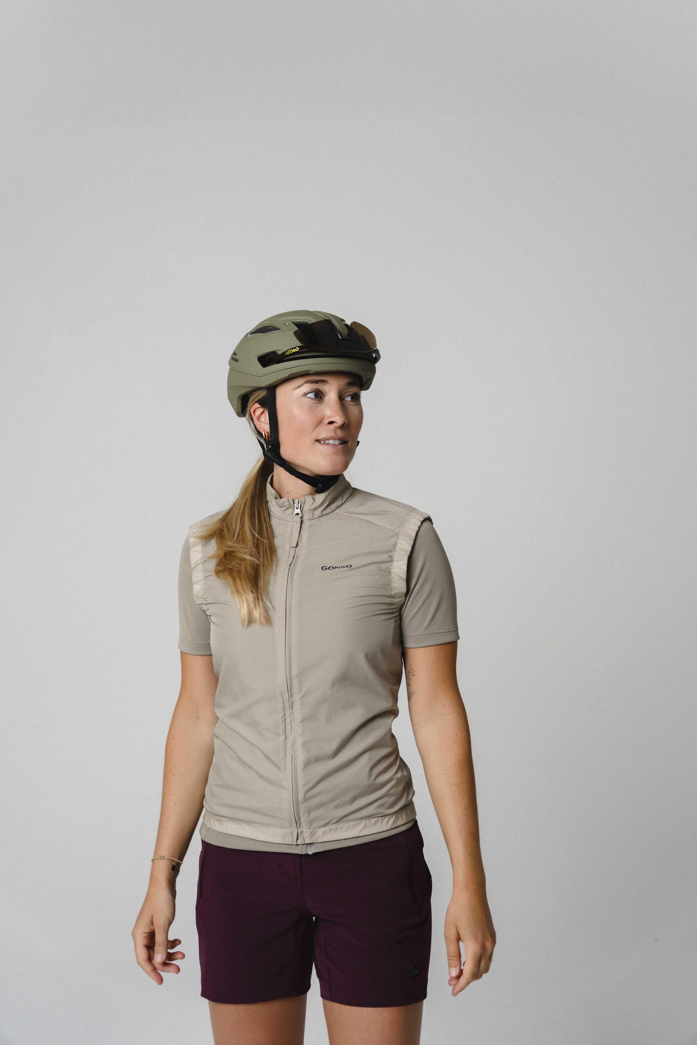 Fahrradhelm, Beinkleidung, Gesteppte Weste, Halbarm-Top, Beige Weste