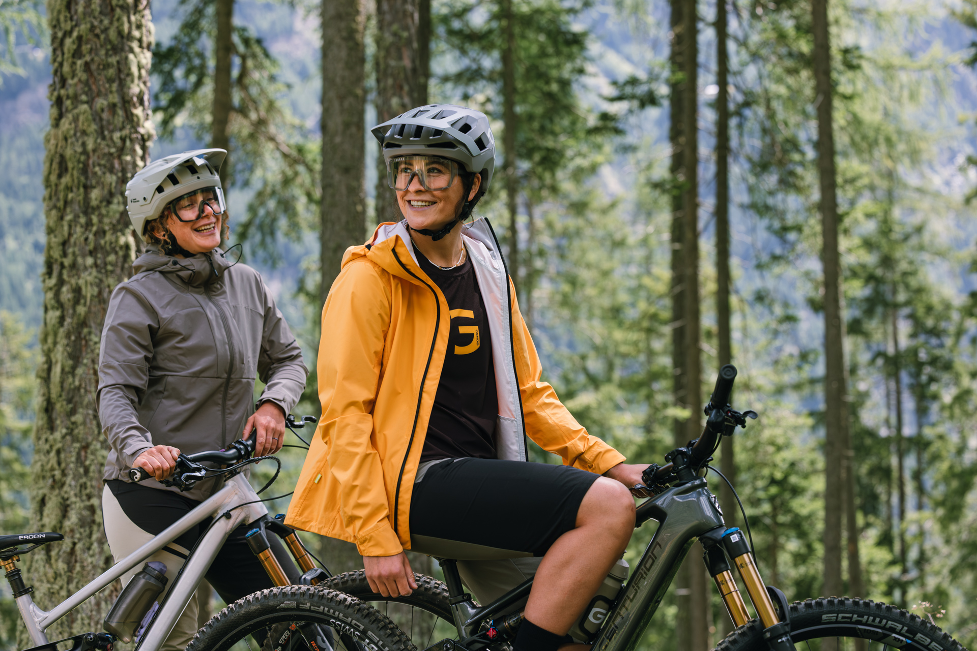 Mountainbike, Fahrradbekleidung, Helm, Brille, Waldweg