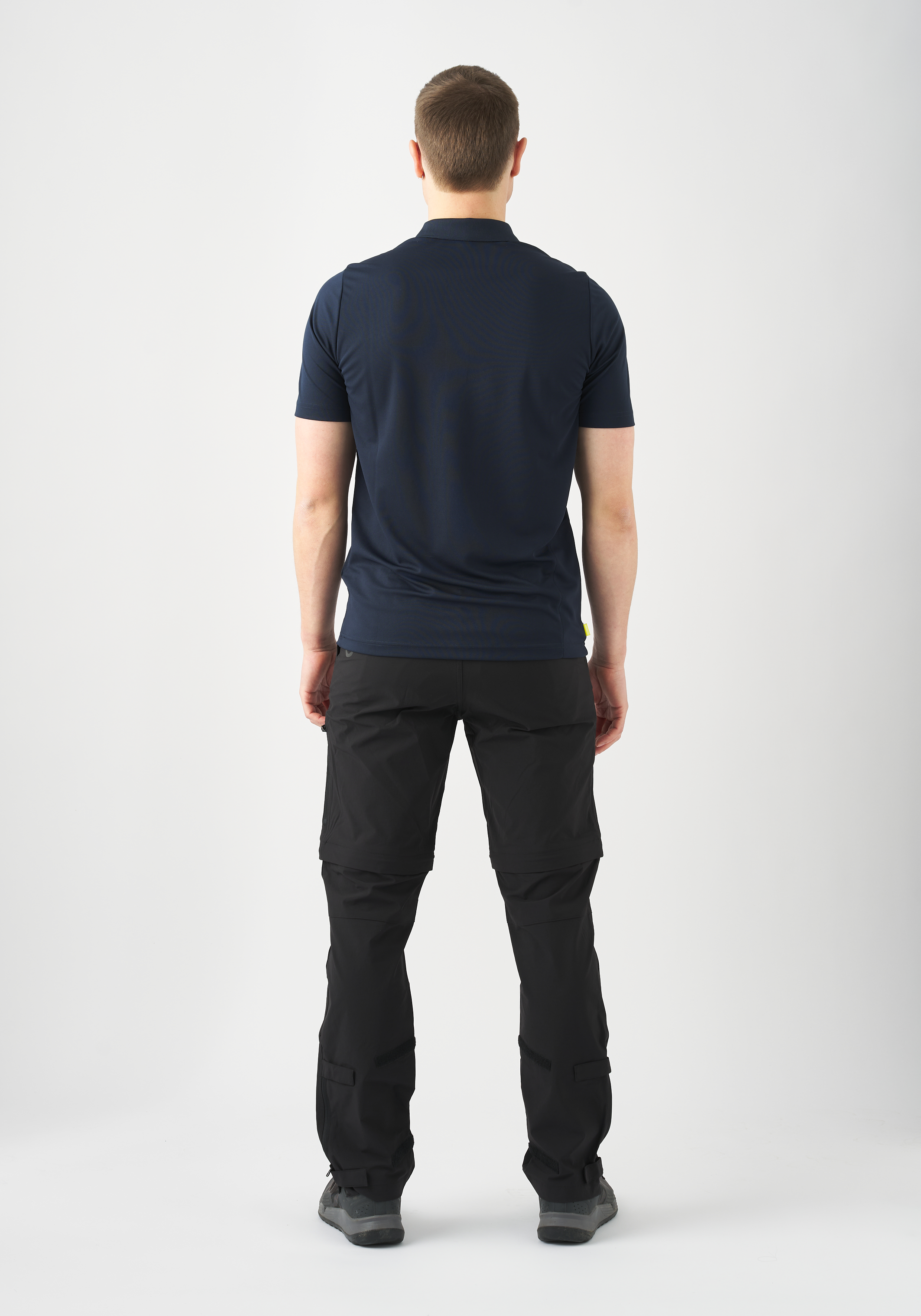 Polohemd, marineblau, kurzärmlig, enger Schnitt, Hosen mit Taschen